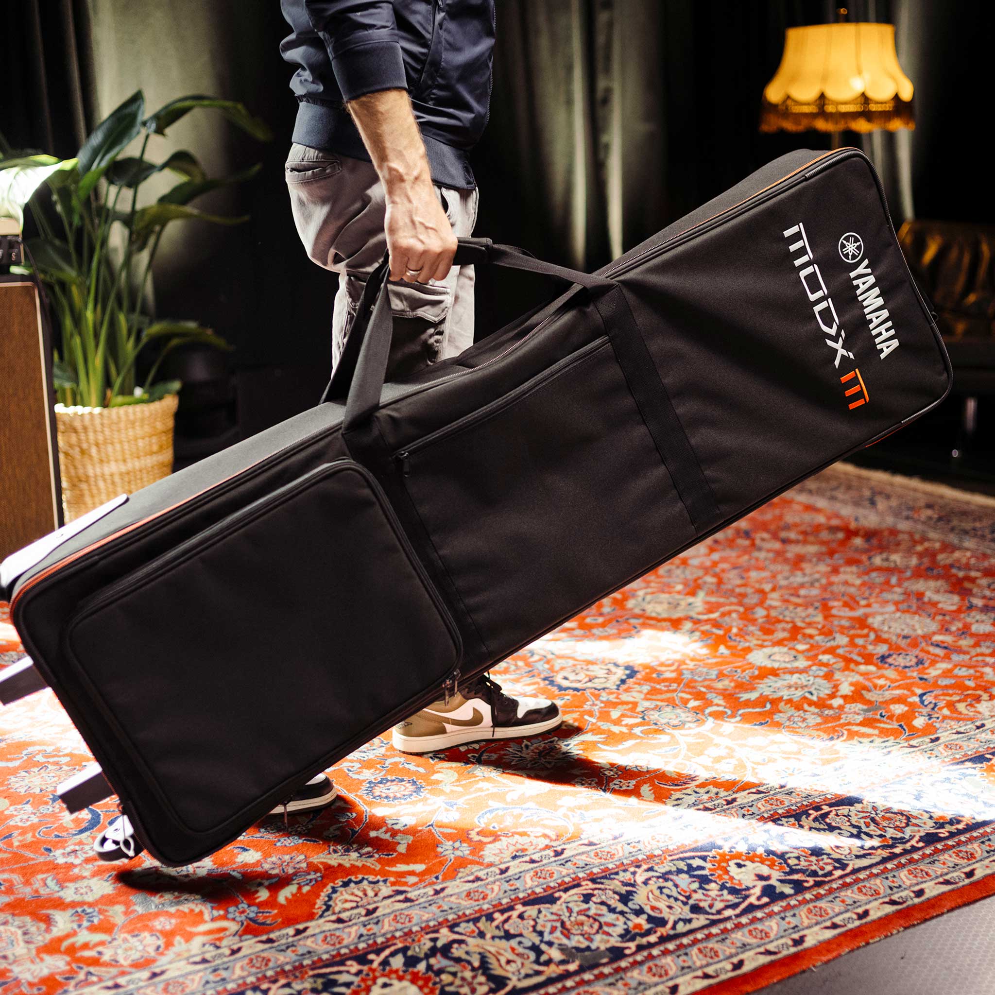 Softcase schwarz für Yamaha MODXM8 schwarz mit Rollen von Mann getragen