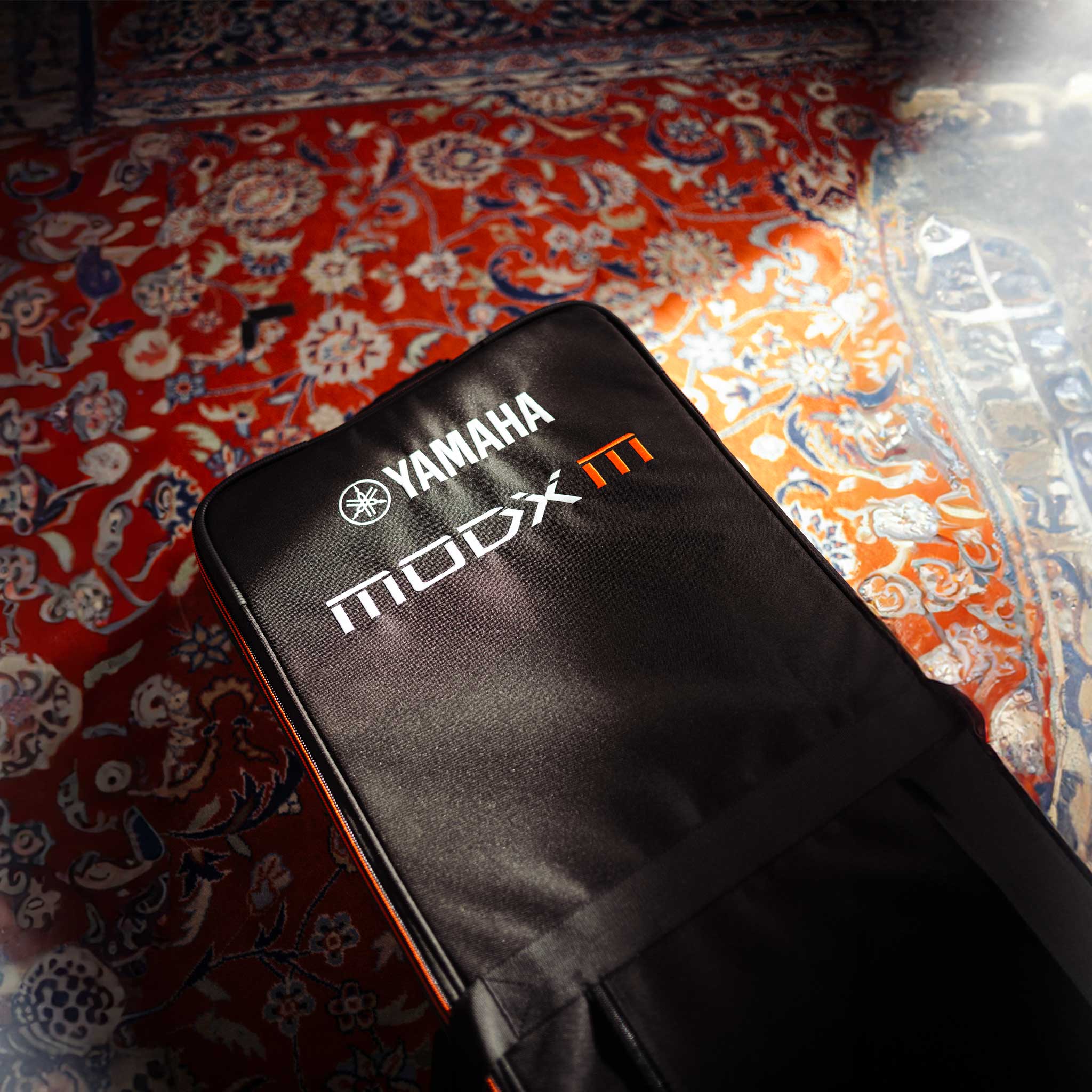 Yamaha ModxM6 Softcase auf teppich liegend