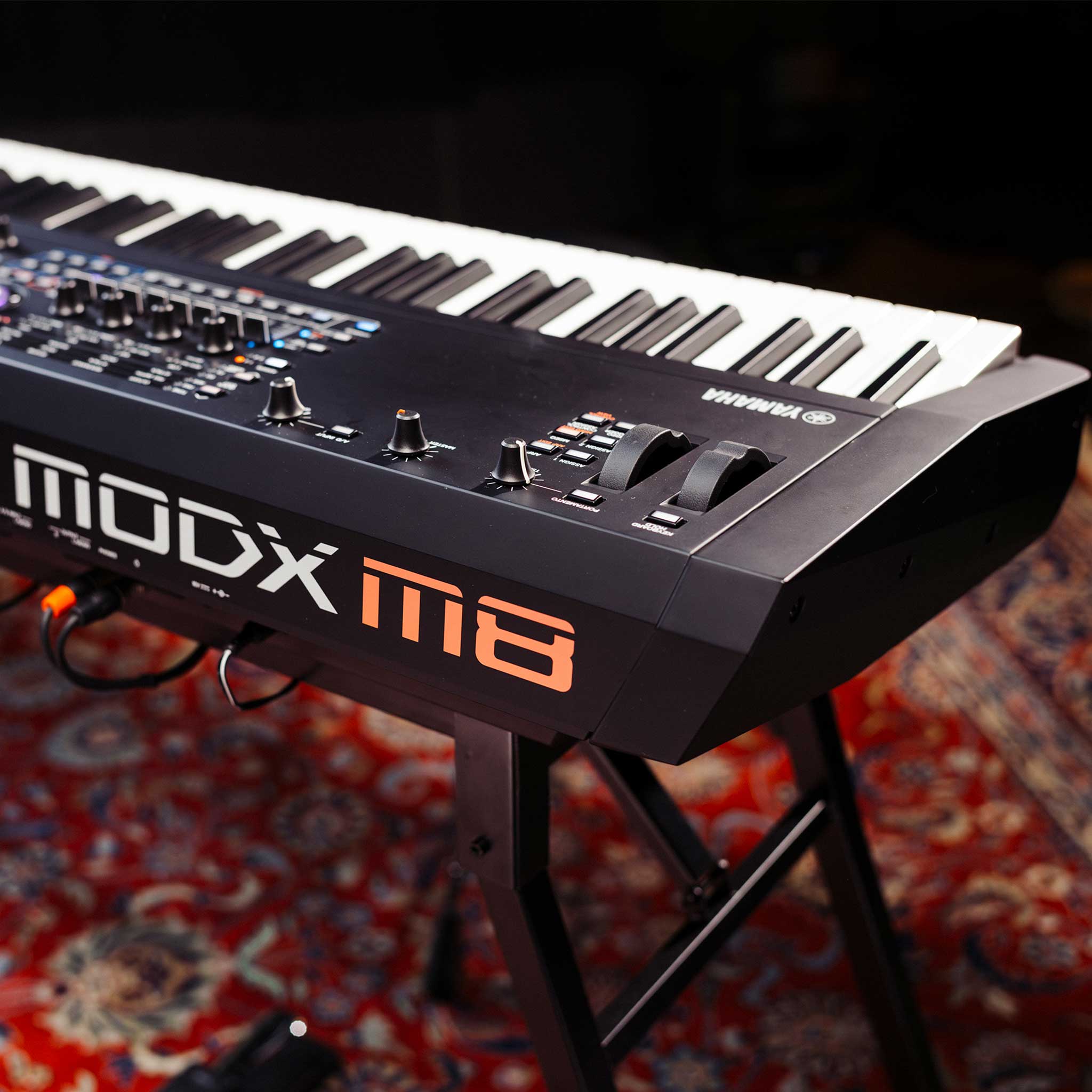 Yamaha ModxM8 auf König & Meyer Klapptisch auf Teppich im Studio Detail