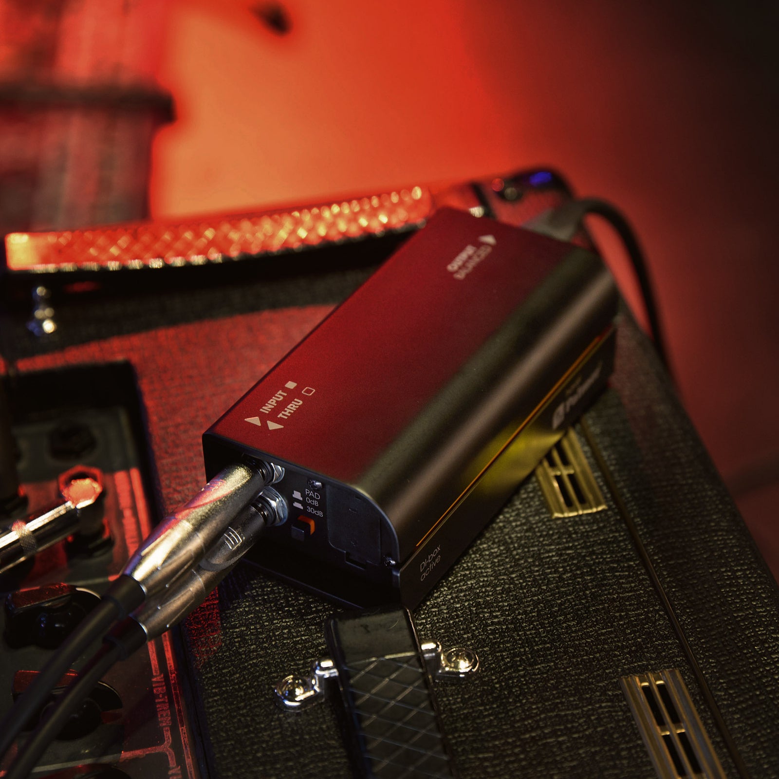 Palmer River Havel DI Box schwarz rot am gitarren amp
