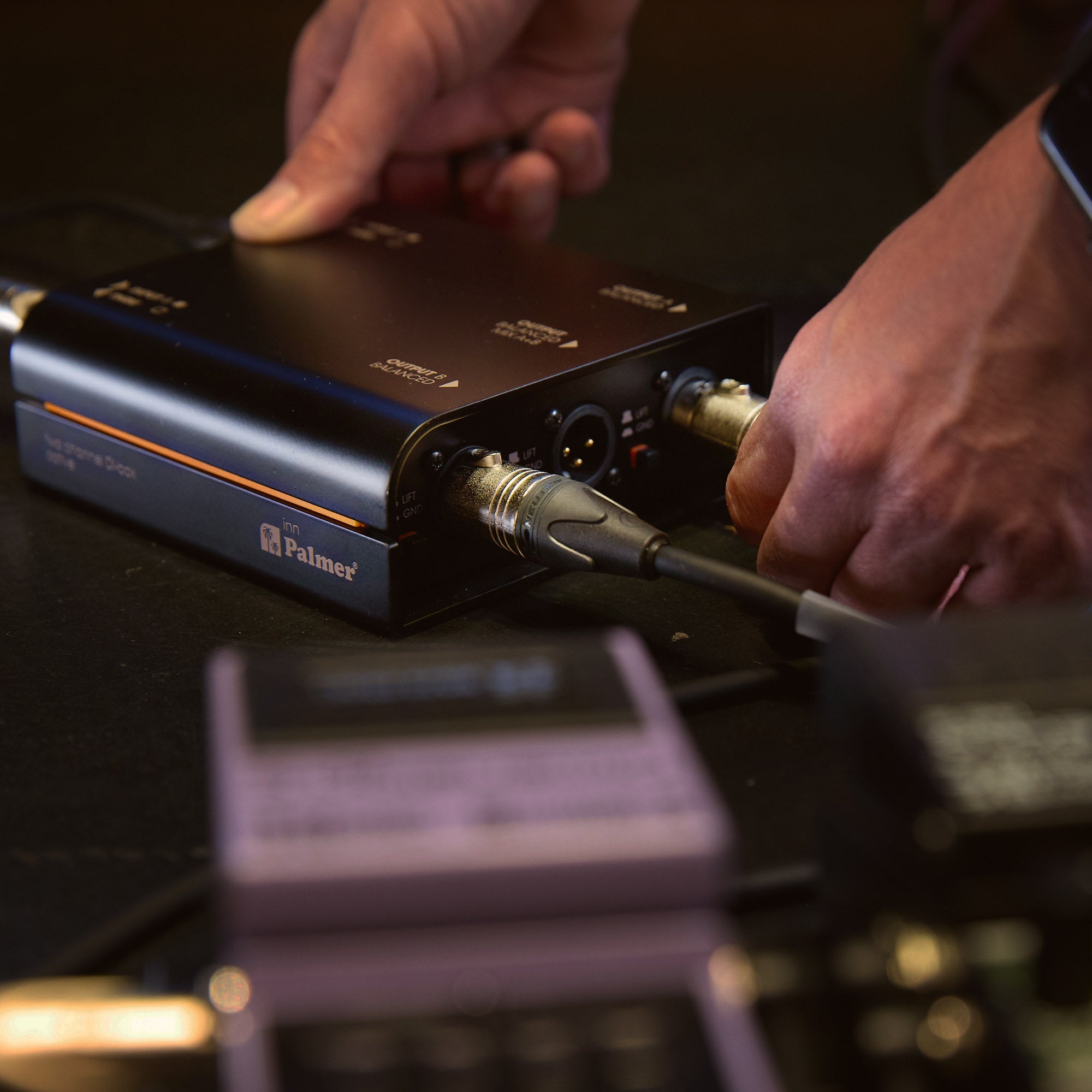 Palmer RIVER inn DI Box schwarz Rot detail bei auftritt