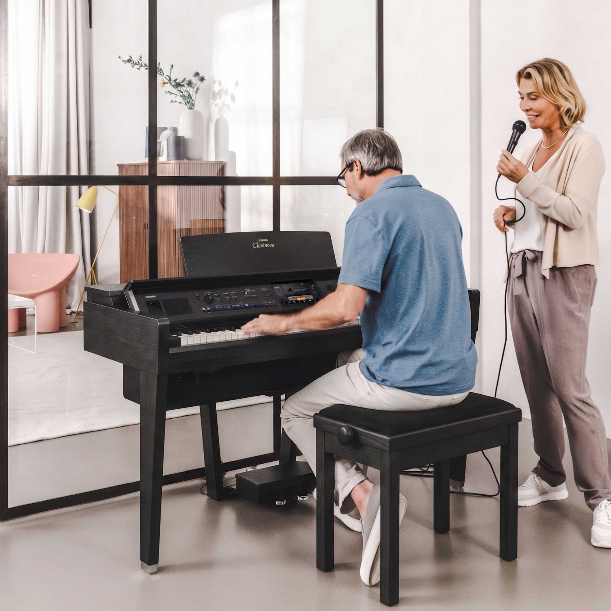 Yamaha Clavinova CVP909Black mit Spieler und Sängerin im Wohnzimmer