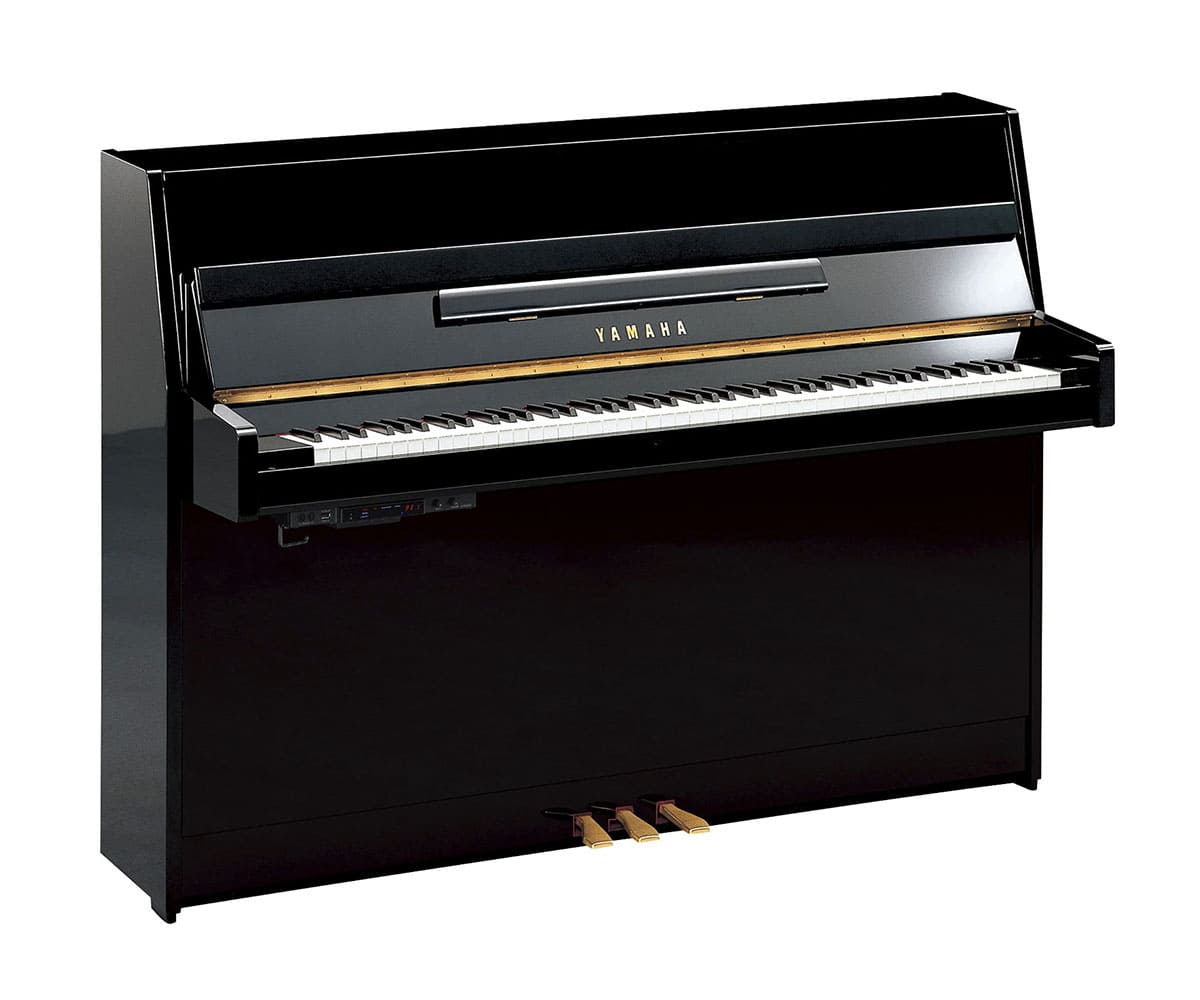 Yamaha b1TC3 PE TransAcoustic Piano auf weißem Hintergrund