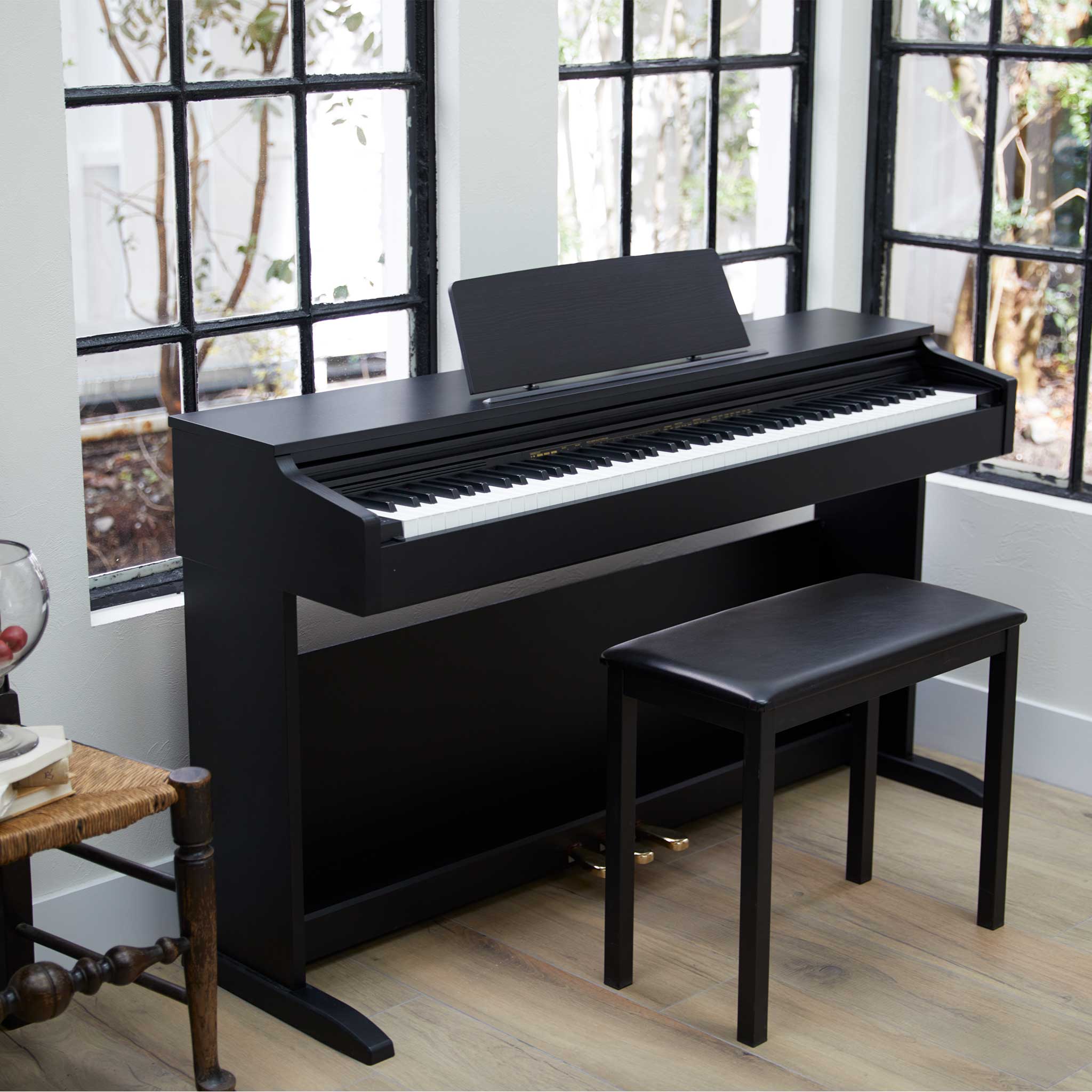 Casio AP270 Digitalpiano schwarz im wohnzimmer mit hocker