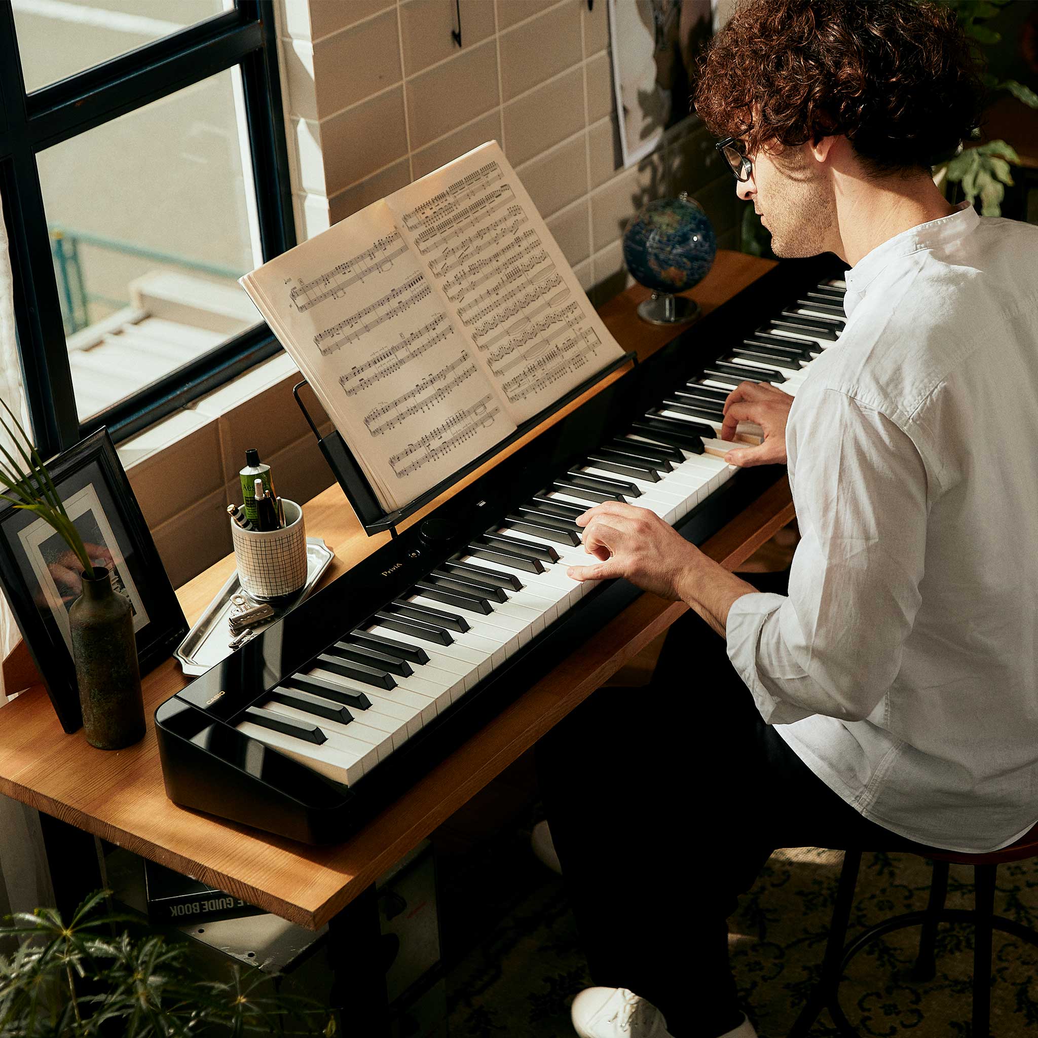 DIgitalpiano Casio Privia PX-S5000BK lifestyle table pianist