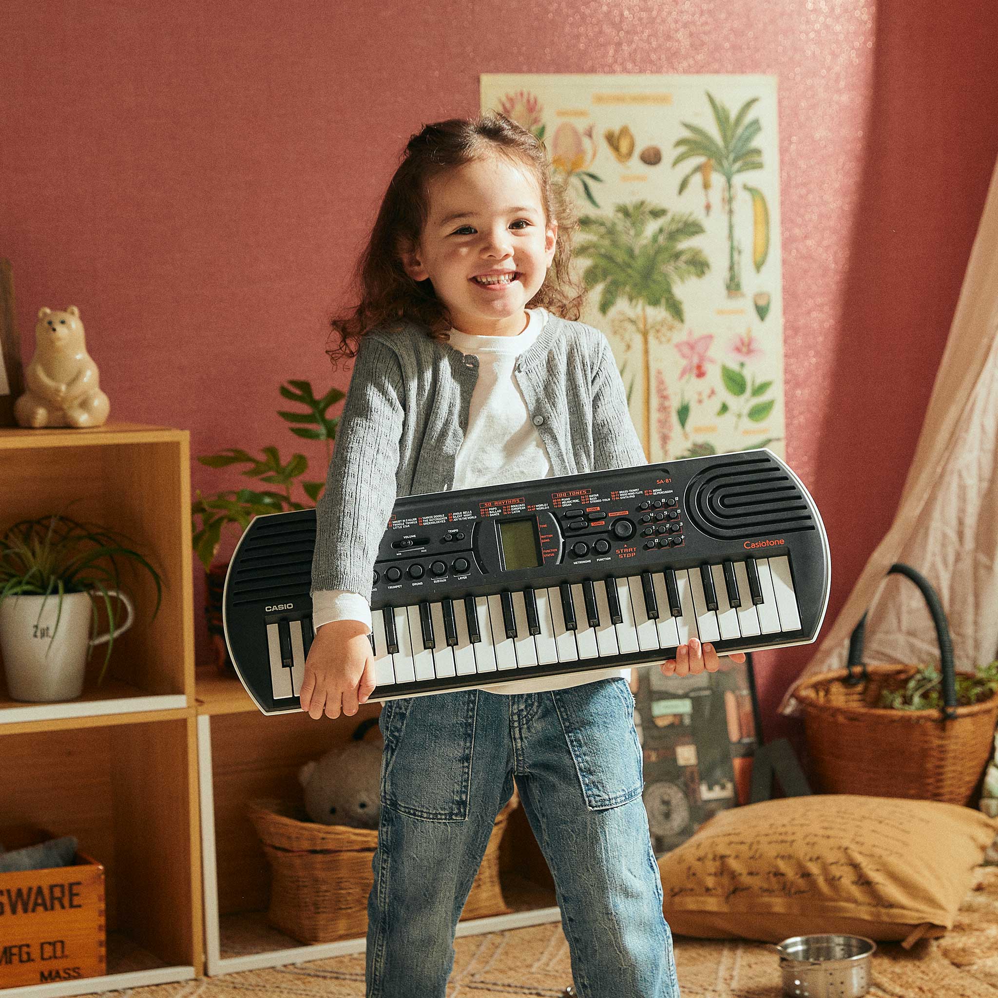 Casio SA-81 Mini Keyboard lifestyle mit Mädchen