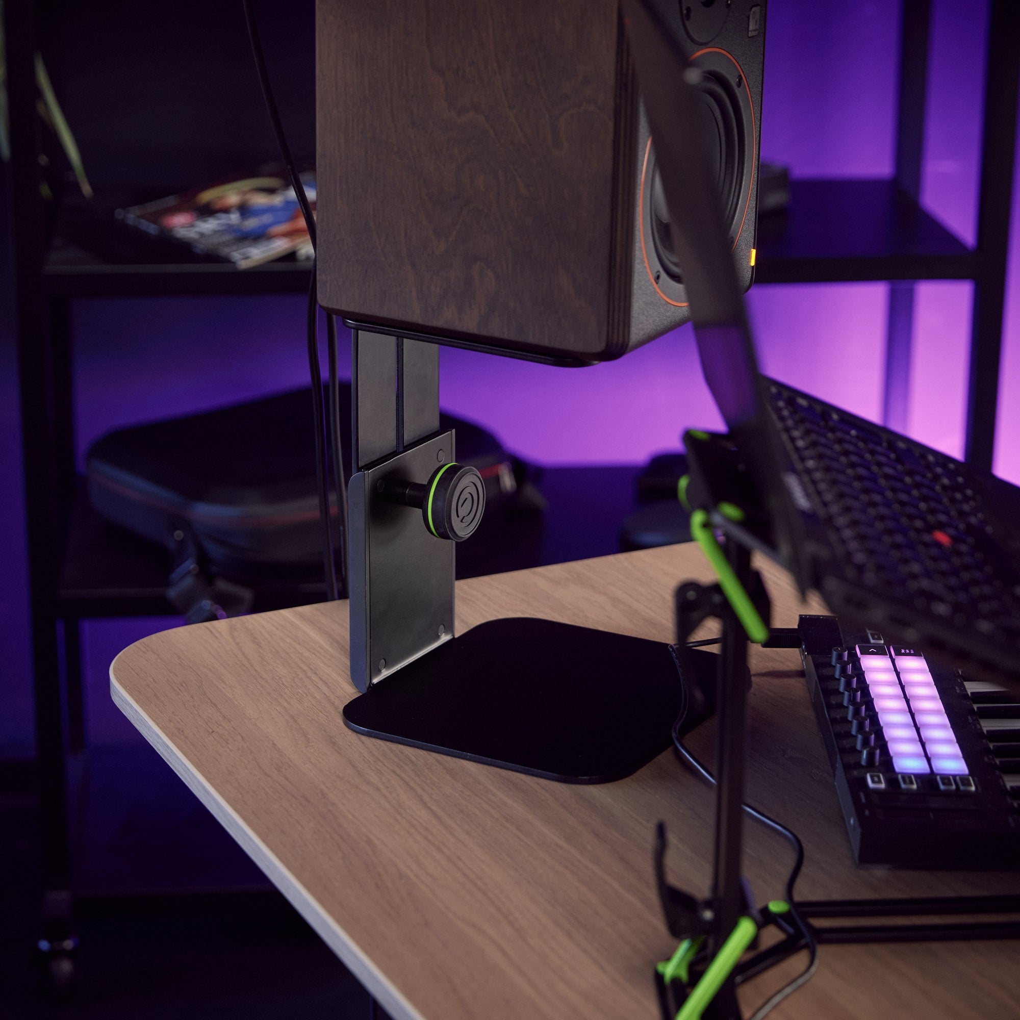 Gravity GSP3102 CB Tisch Monitor Stand mit monitor am tisch