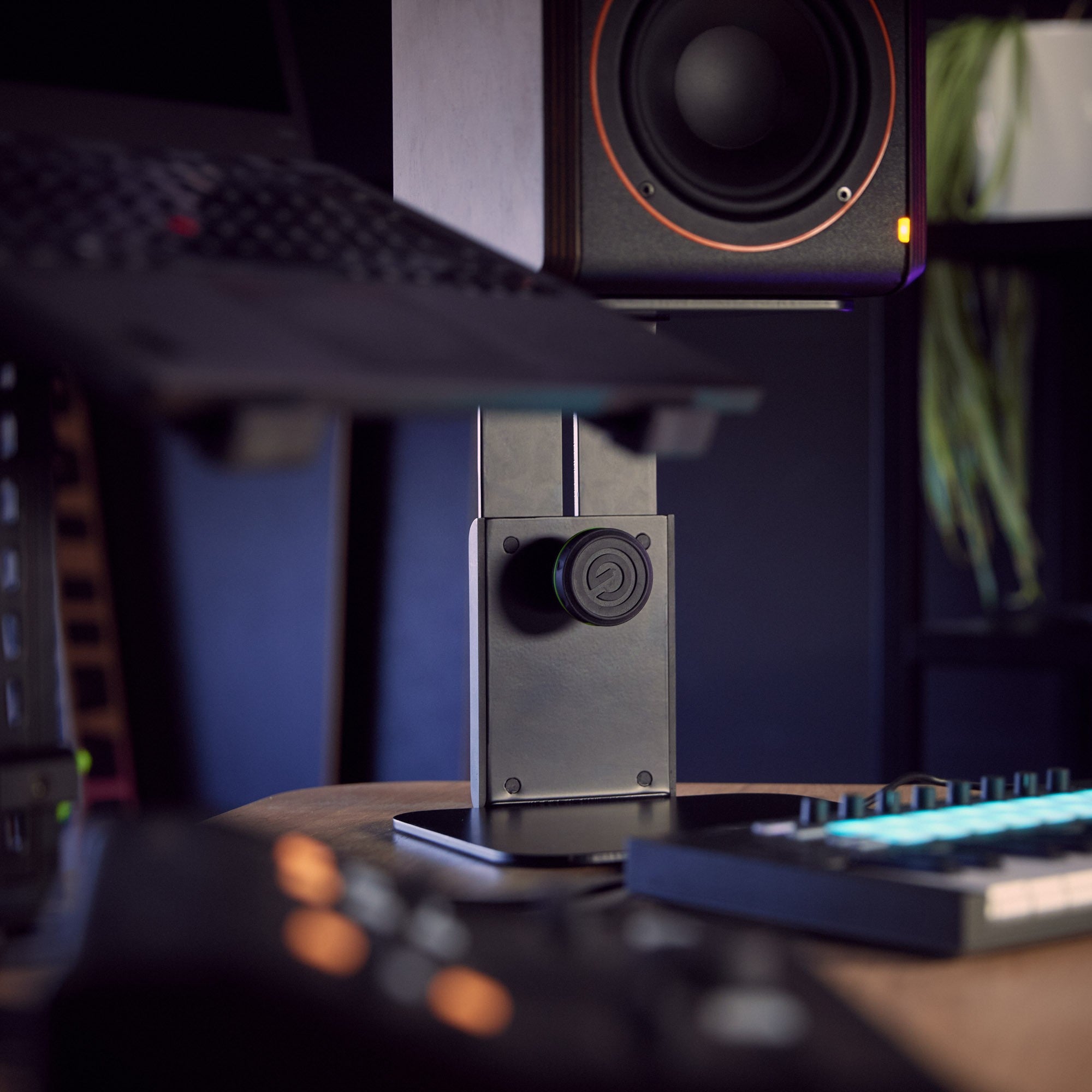Gravity GSP3102 CB Tisch Monitor Stand lifestyle