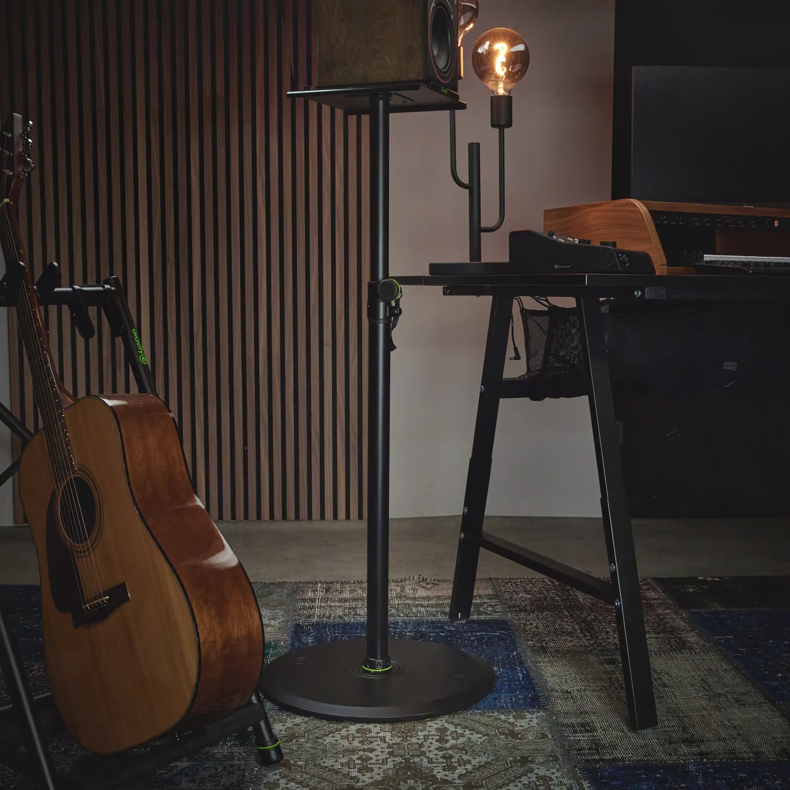 Gravity Monitor Stativ mit Stahlsockel rund im Studio
