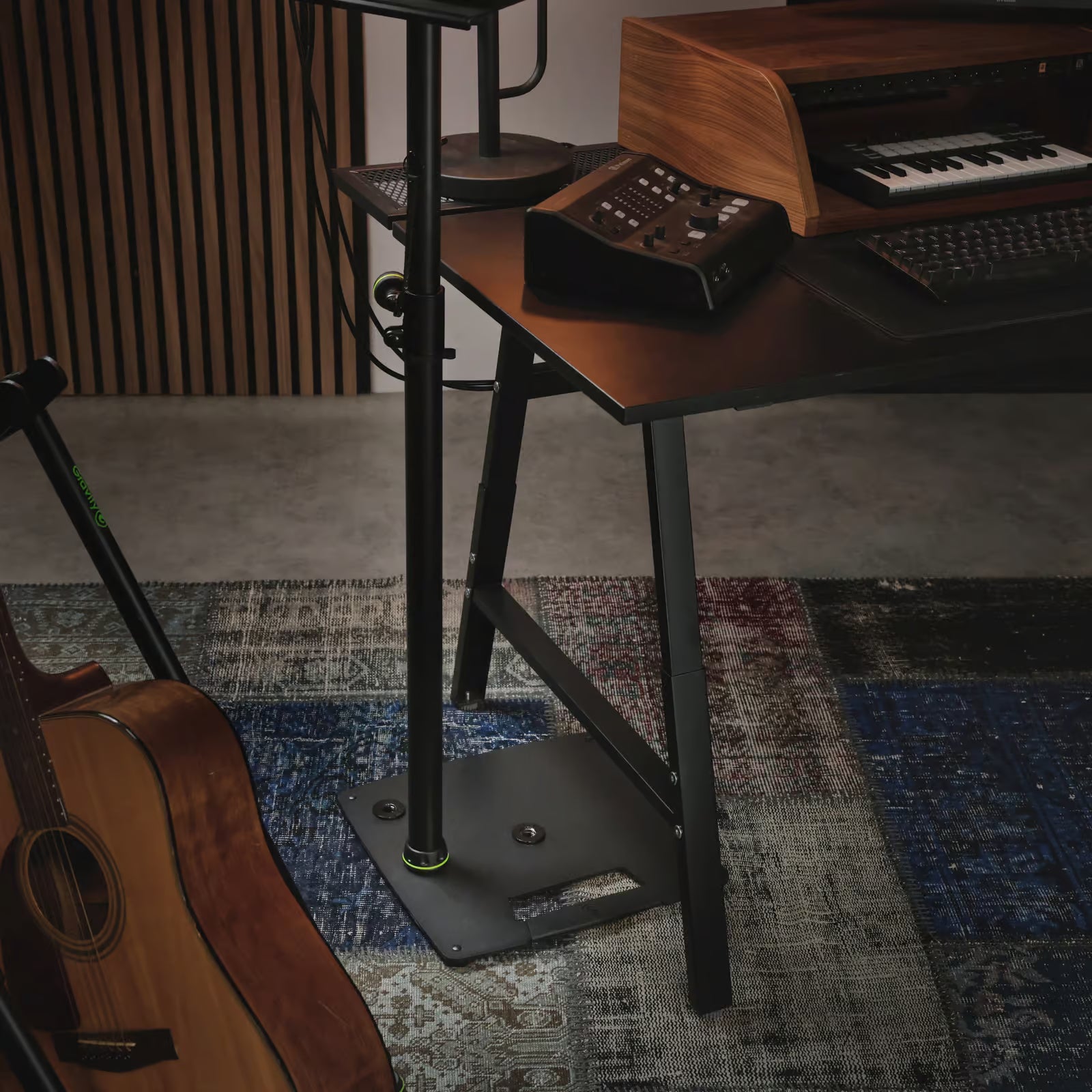 Gravity Studio Monitor Ständer mit quadratischem Stahlsockel schwarz im Studio