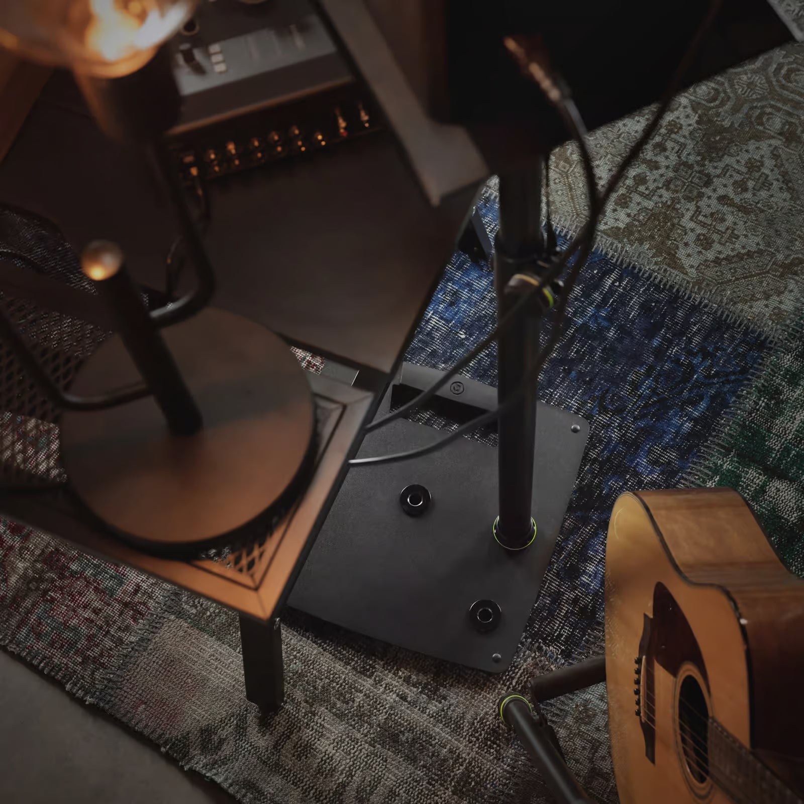 Gravity Studio Monitor Ständer mit quadratischem Stahlsockel schwarz lifestyle foto