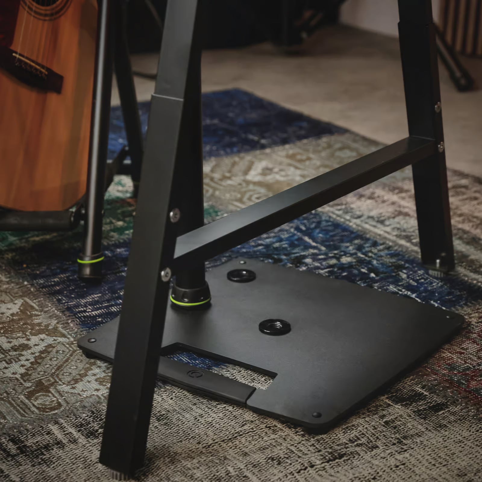 Gravity Studio Monitor Ständer mit quadratischem Stahlsockel schwarz unterm tisch