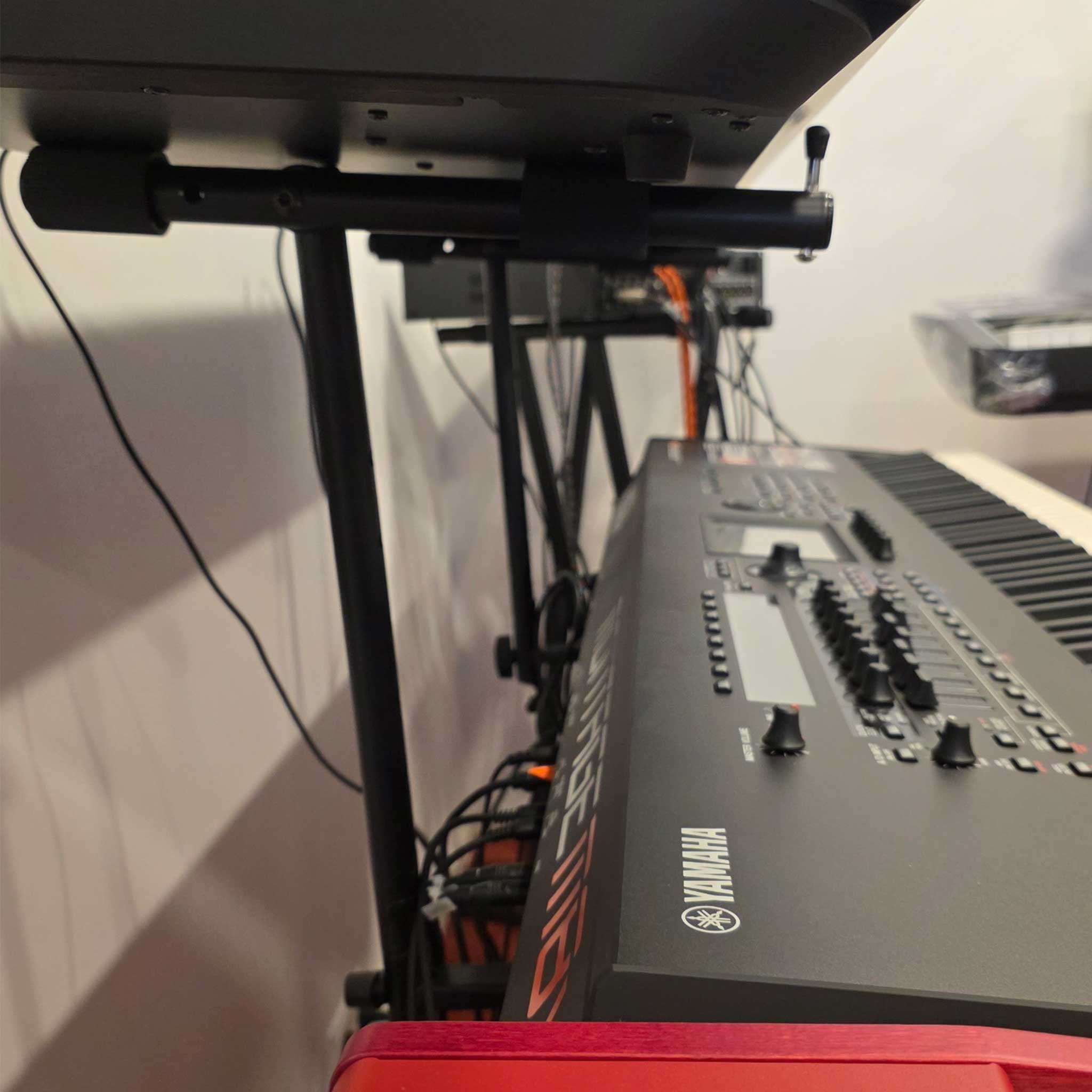 König & Meyer Aufsatz schwarz montiert mit 2 Keyboards
