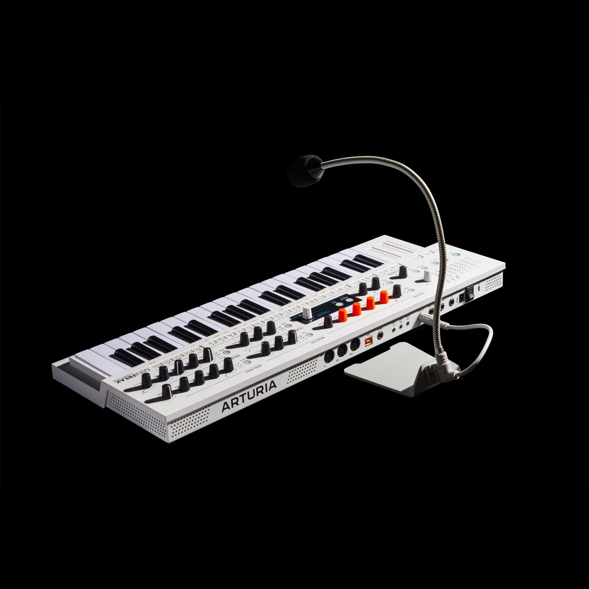 Arturia Mini Freak Vocoder links schwarzer Hintergrund