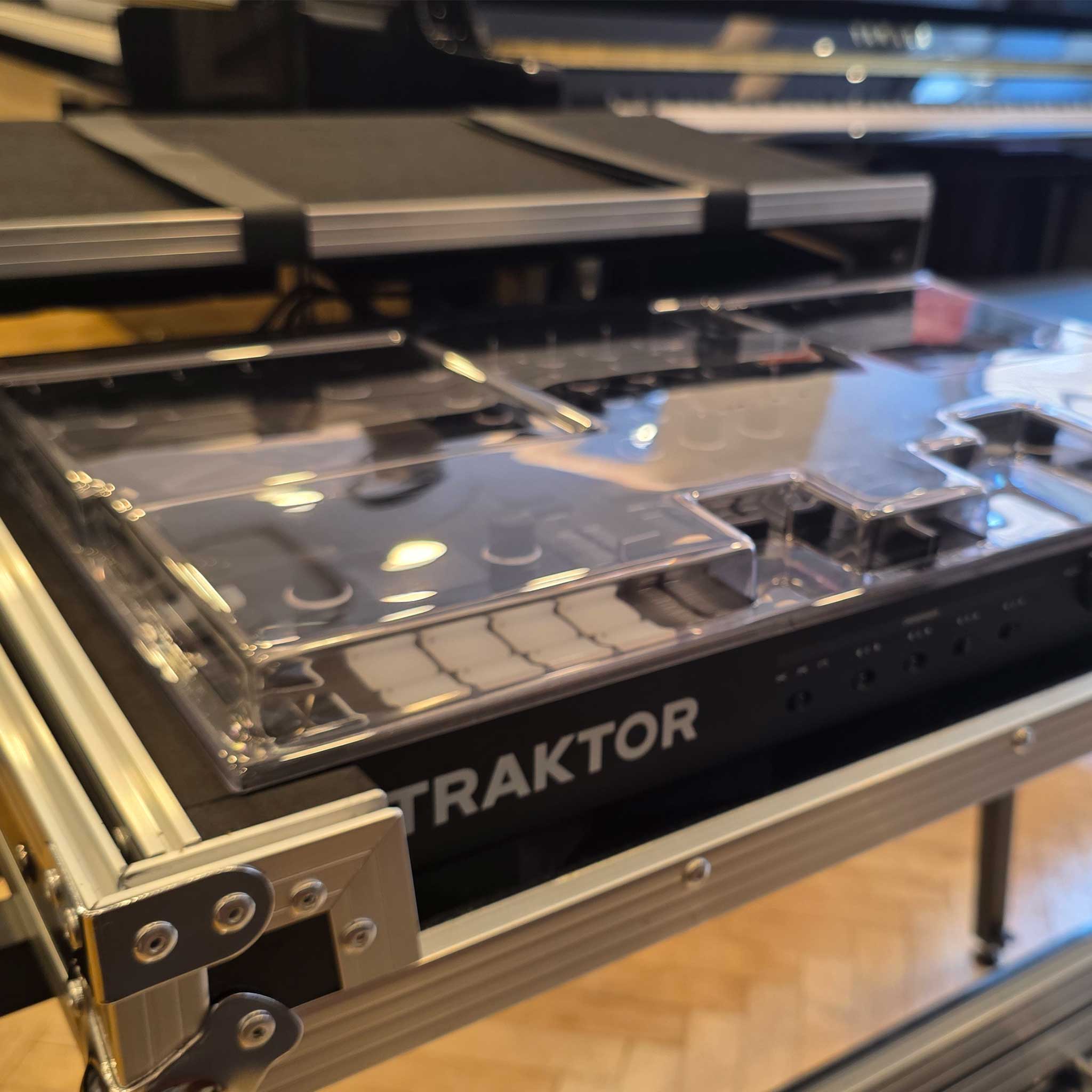 Native Instruments Traktor Kontrol S4Mk3 mit case und decksaver