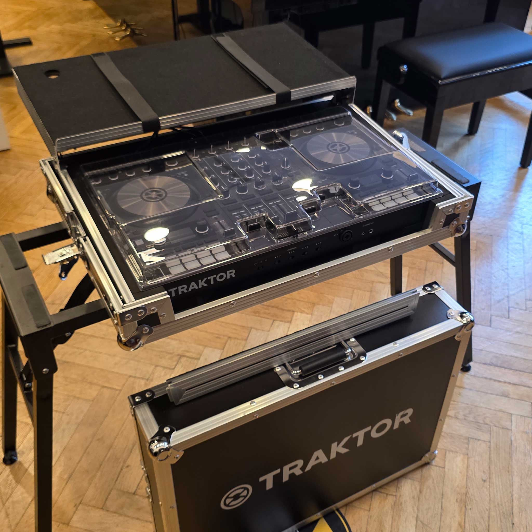 Native Instruments Traktor Kontrol S4Mk3 mit Case und Ständer und Decksaver transparent