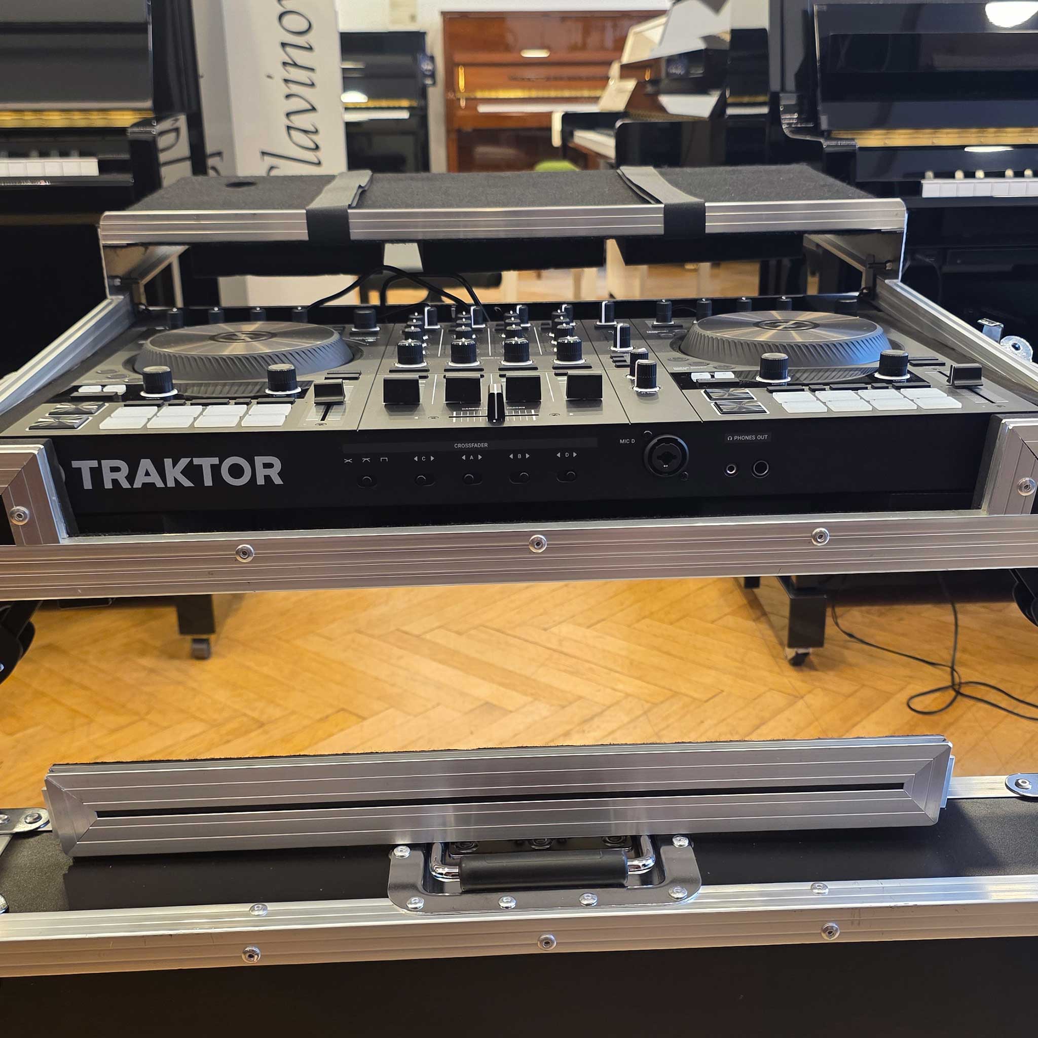 Native Instruments Traktor Kontrol S4Mk3 mit Case front open