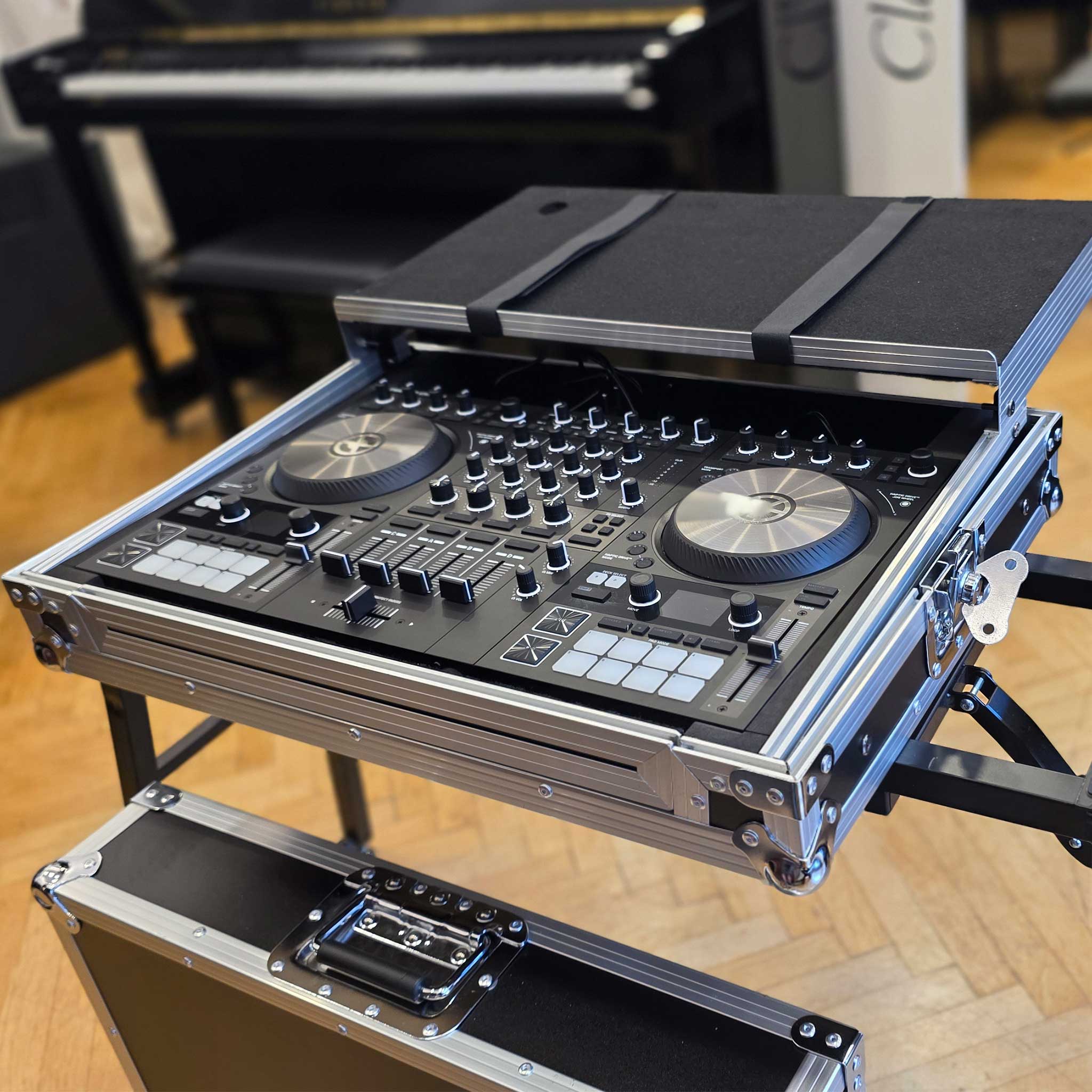 Native Instruments Traktor Kontrol S4Mk3 mit Case und Ständer rechte seite