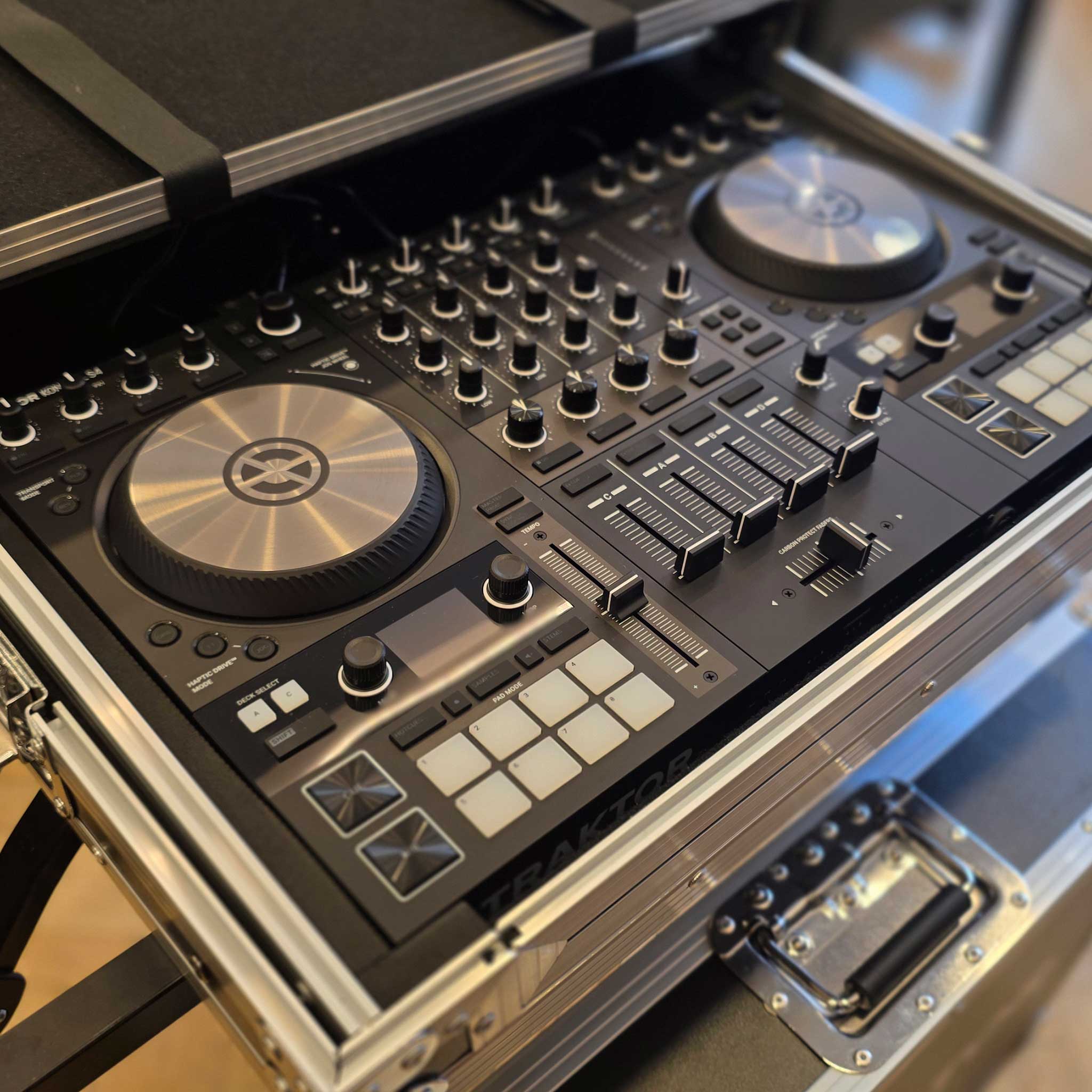 Native Instruments Traktor Kontrol S4Mk3 mit Case seite