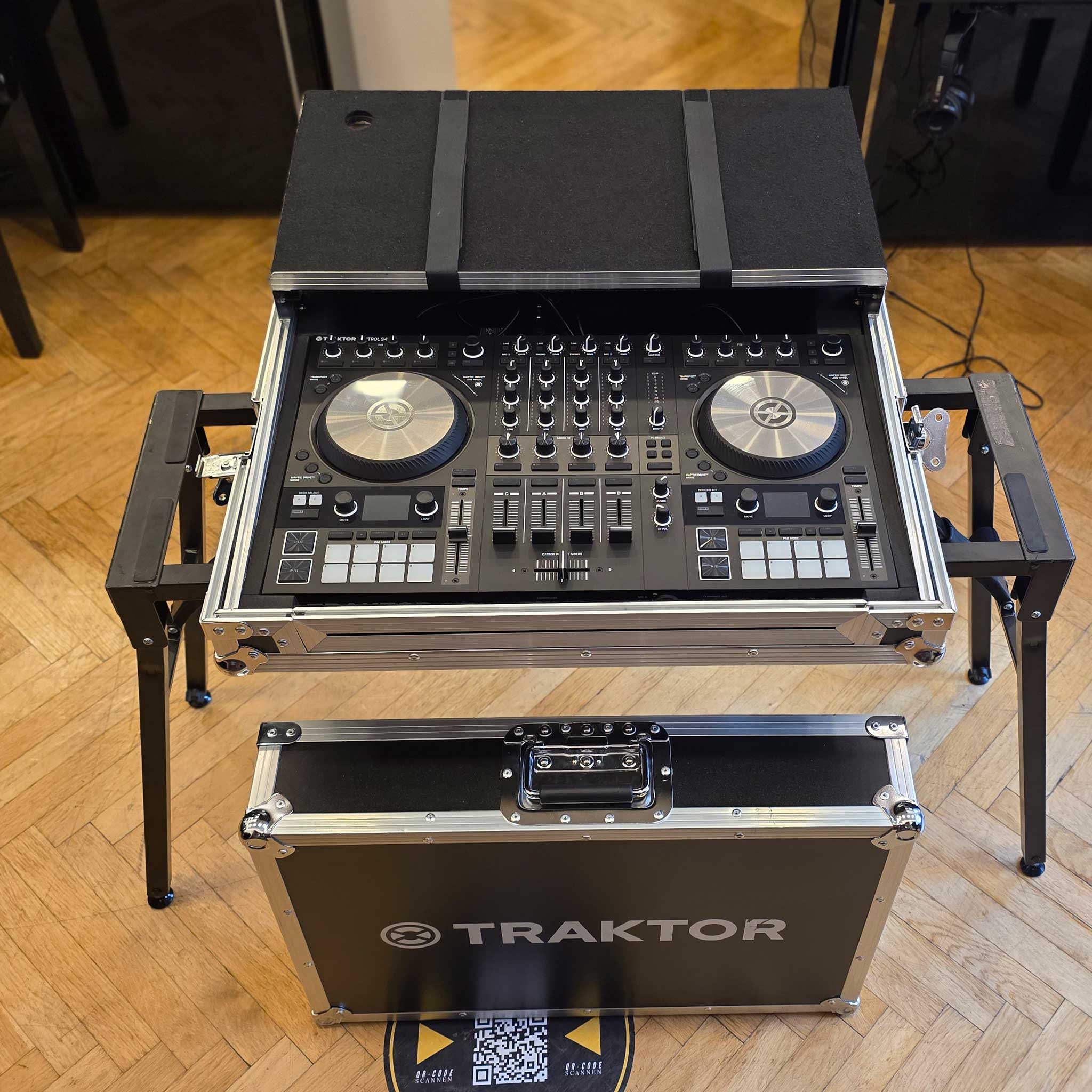 Native Instruments Traktor Kontrol S4Mk3 mit Case und Ständer top