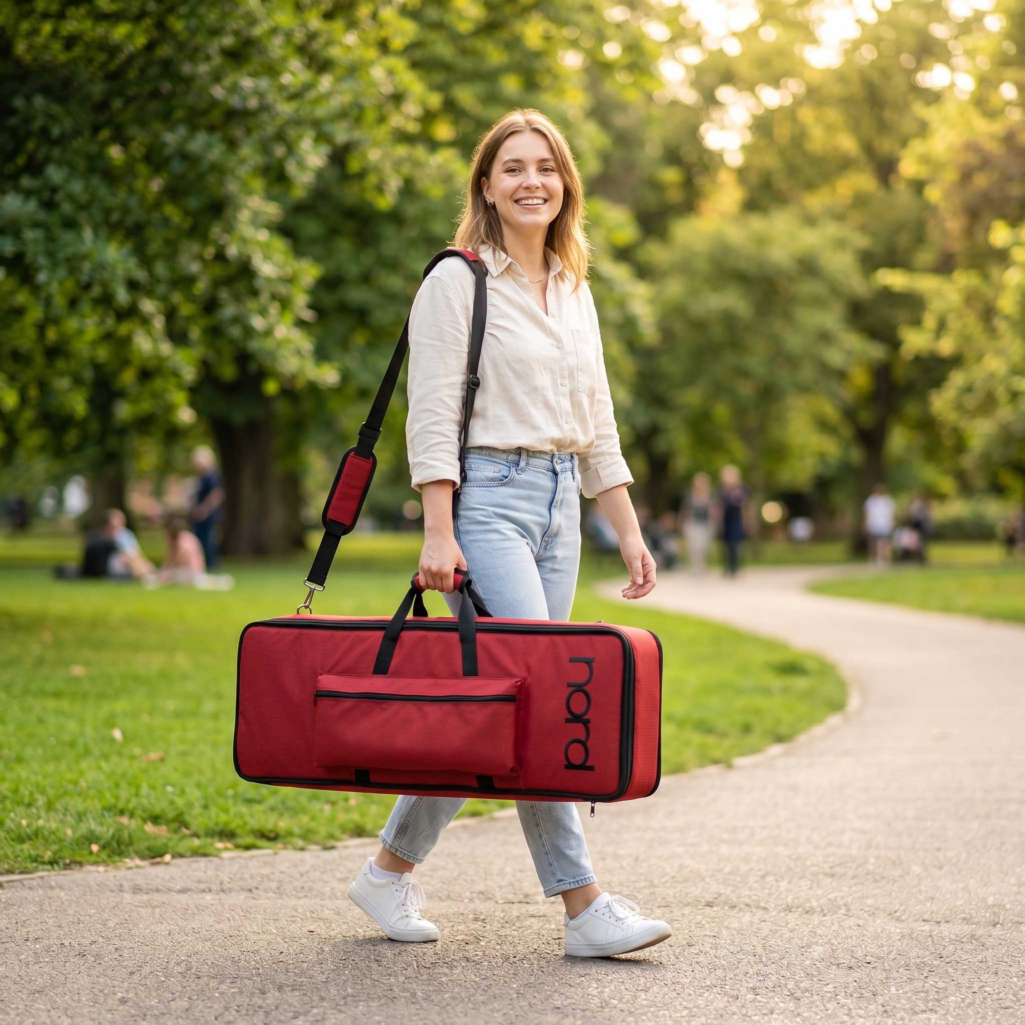 Frau in Park mit Nord Softcase für Wave2 