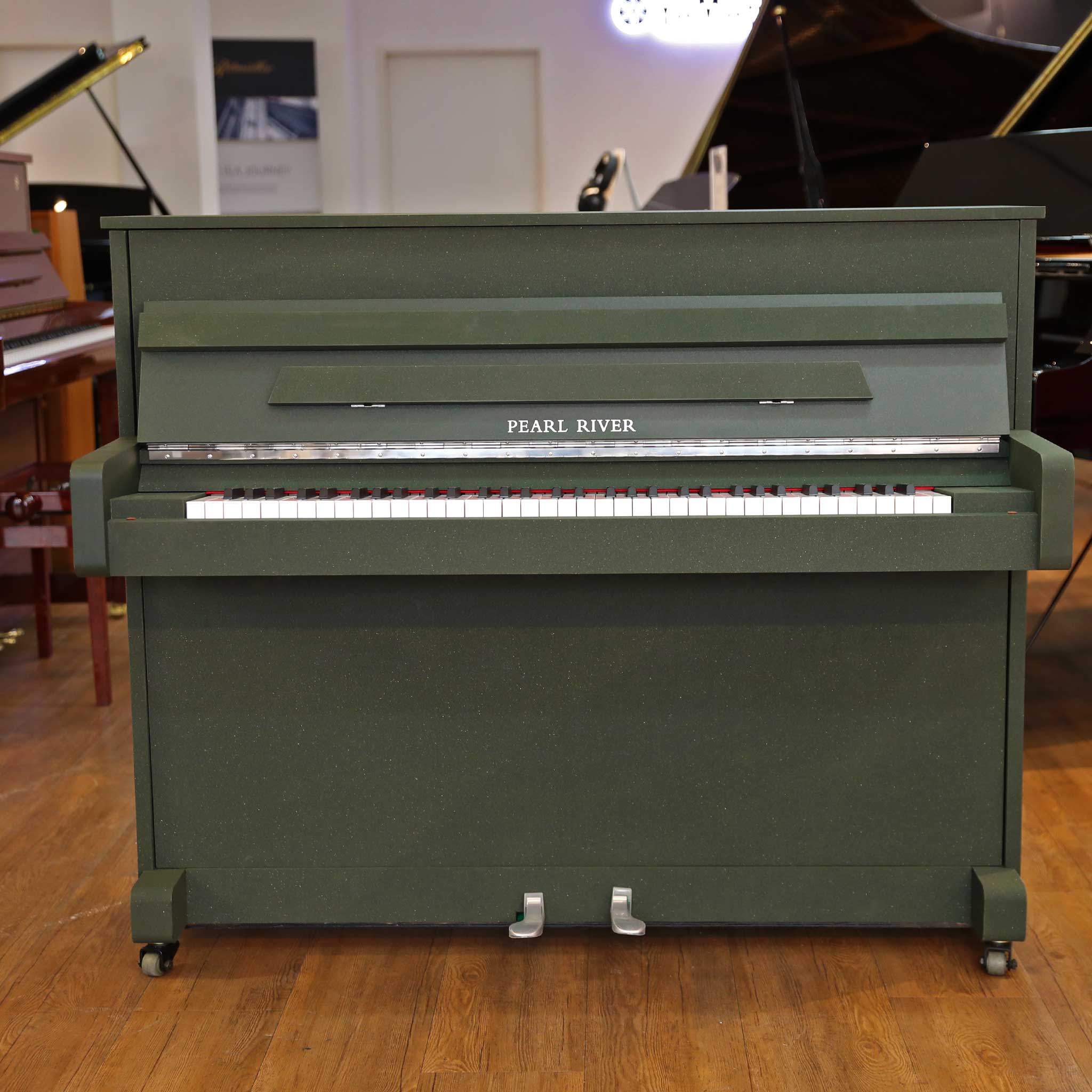 Kinderpiano Pearl River UP100 Grasgrün Vorderansicht