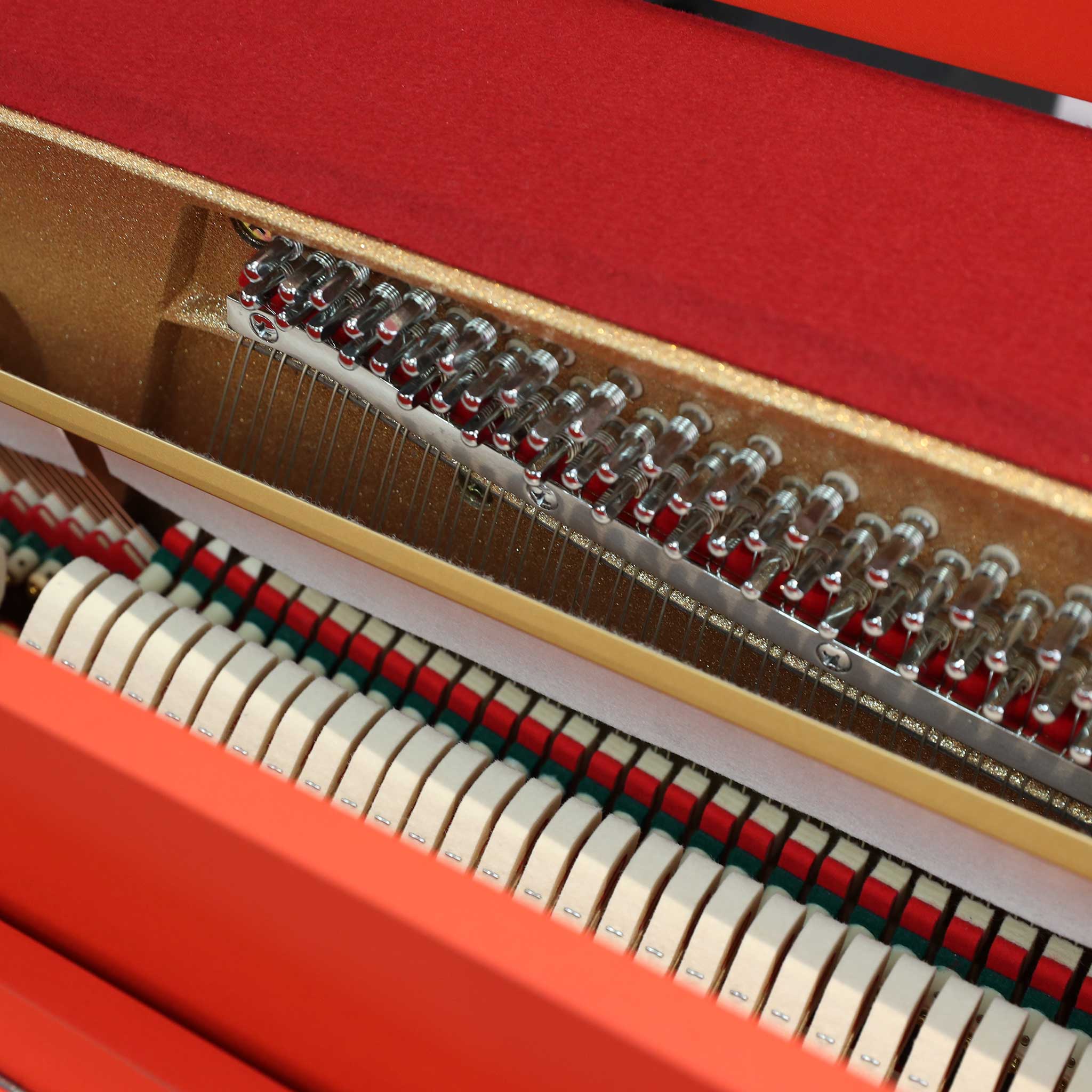Pearl River Piano UP100 Rot Detail Hämmer Saiten Stimmwirbel