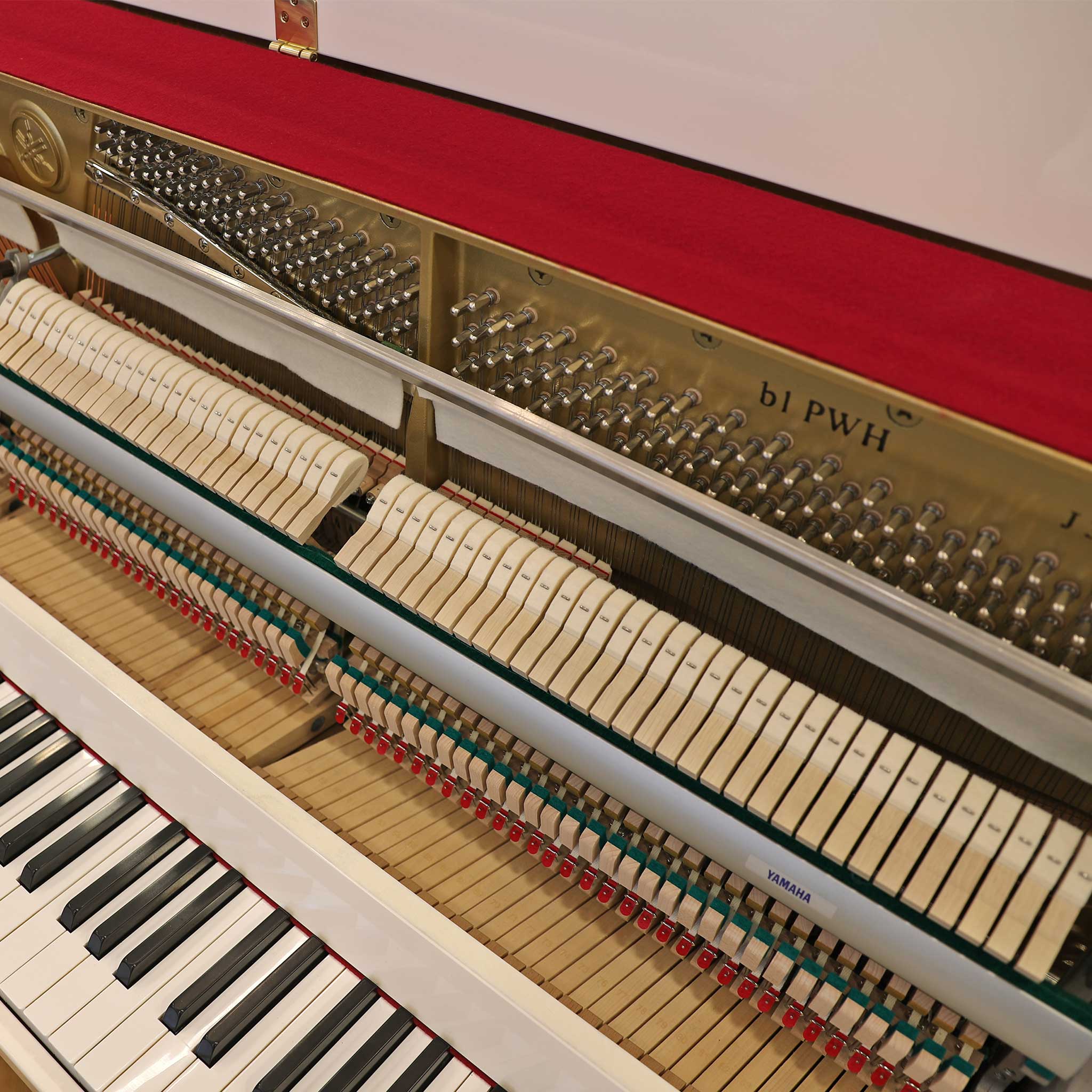 Piano Yamaha b1 weiß gebraucht offen detail action hammers