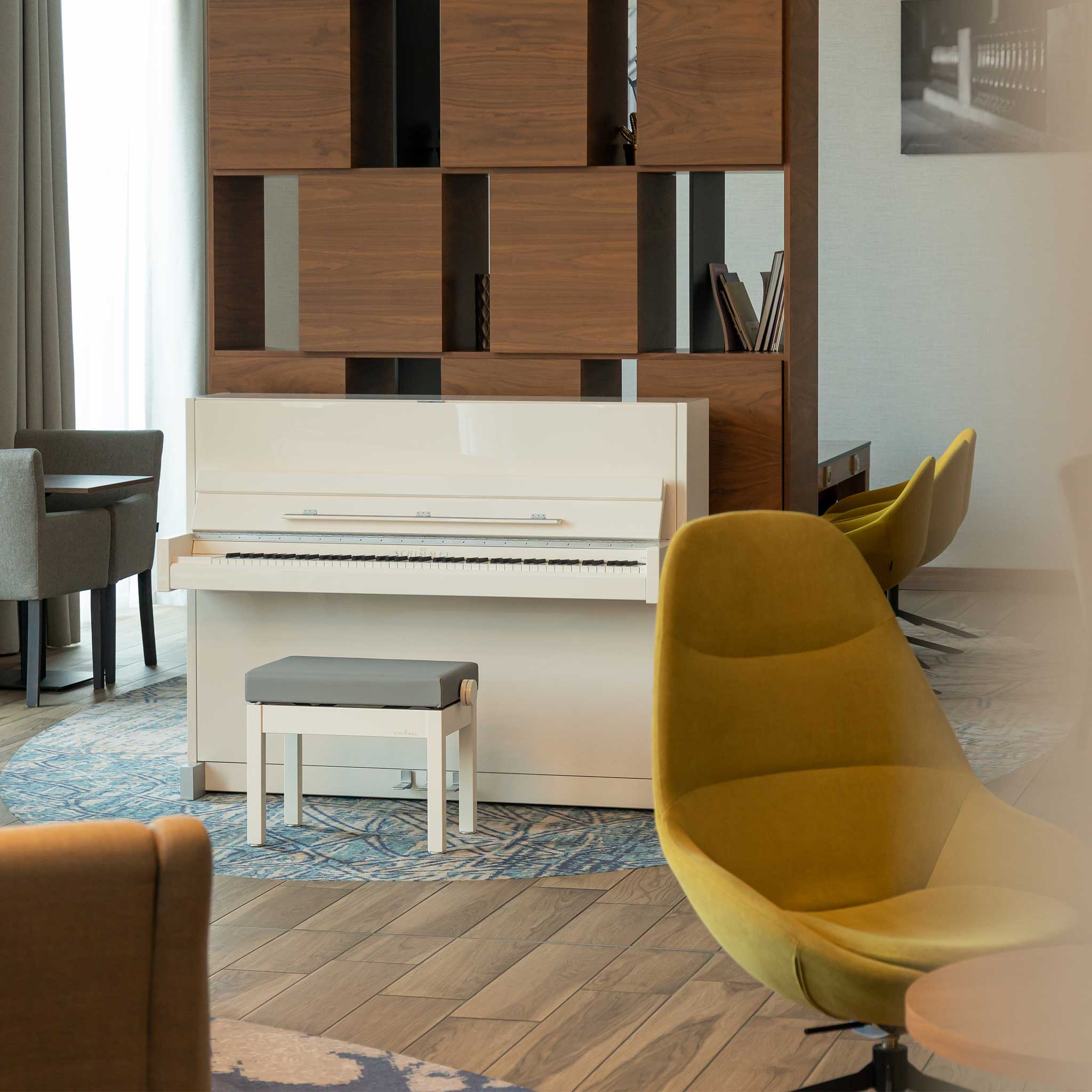 Schimmel C116 Modern weiss poliert in Lobby mit hocker