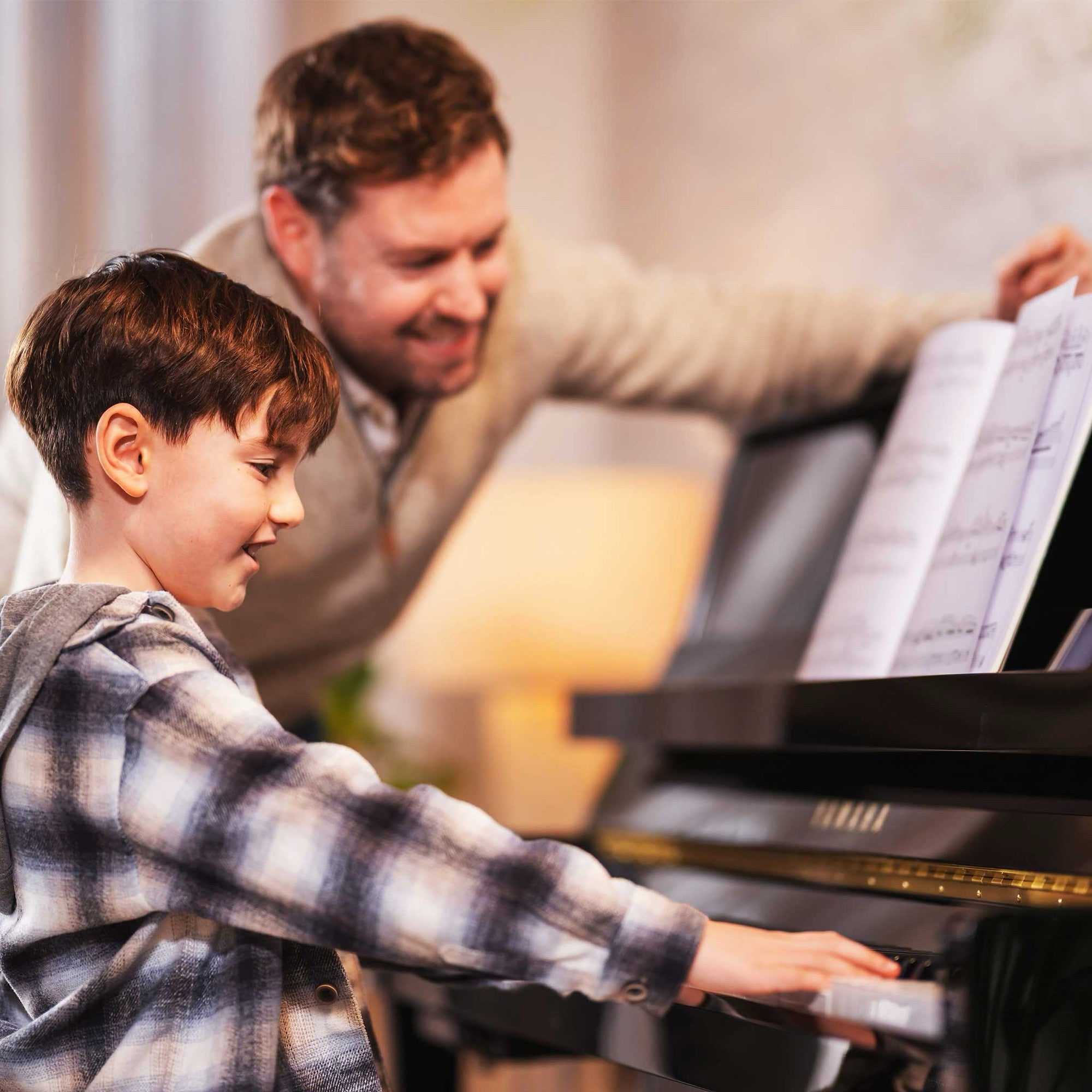 Kind lernt Klavier an einem Yamaha der B-Serie