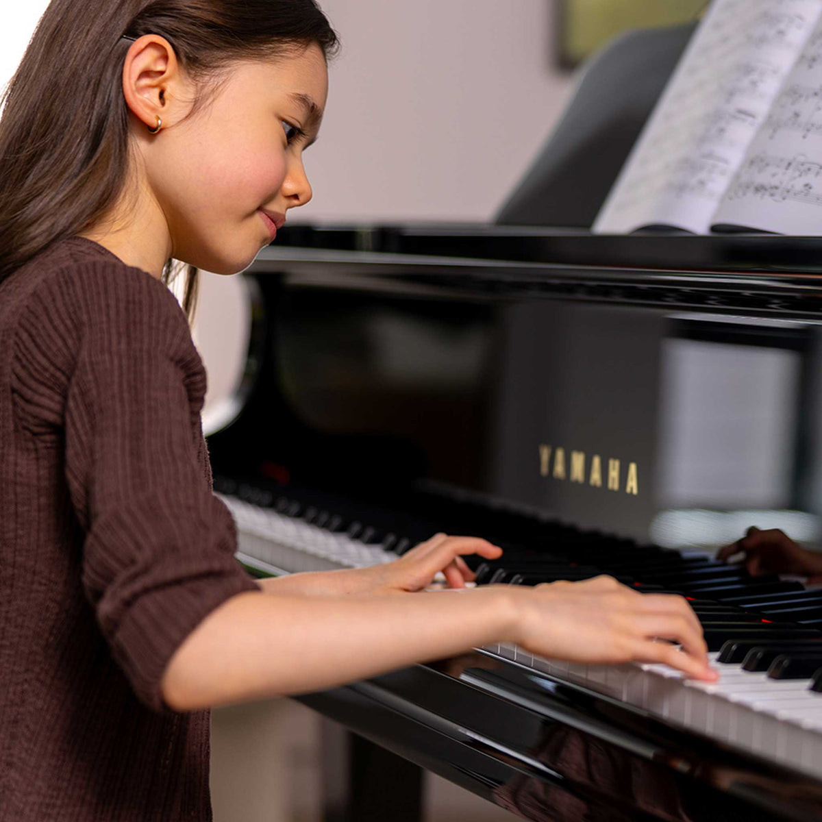 Yamaha Flügel GCB schwarz poliert mit mädchen was klavier spielt