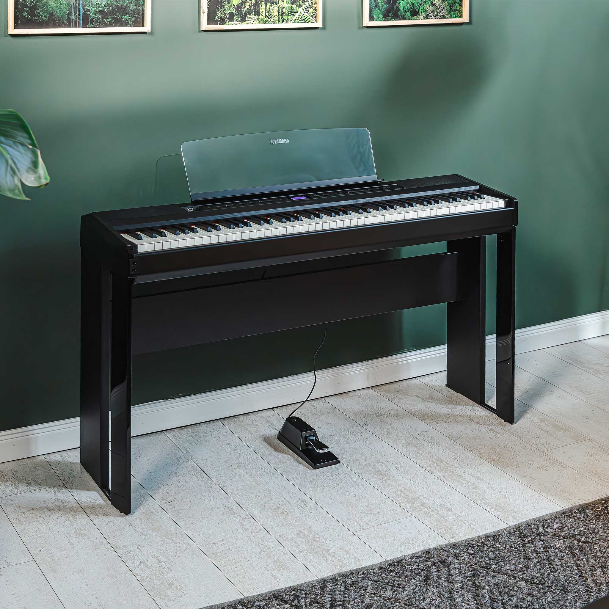 Yamaha L515Black lifestyle