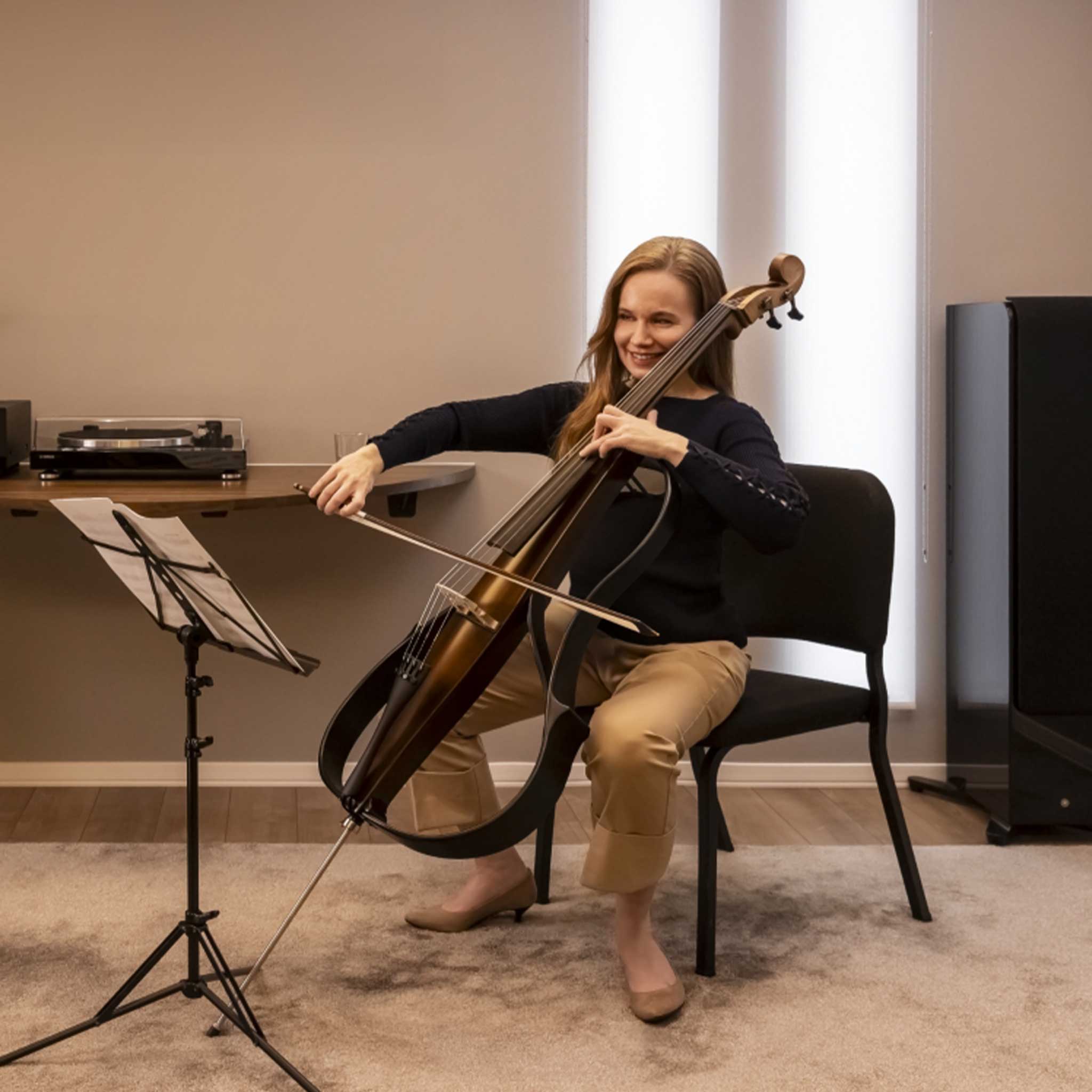 Frau spielt lächelnd mit SVC300F vor Notenpult sitzend