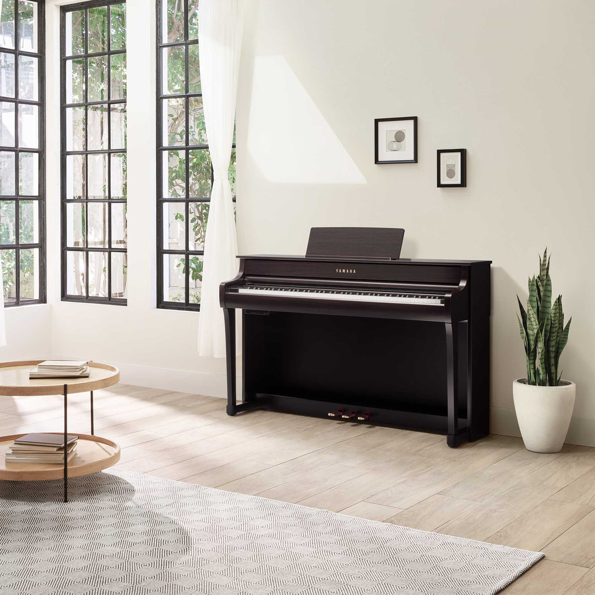 Yamaha CLP-835 R Rosenholz Lifestyle im Wohnzimmer mit Teppich und Deko