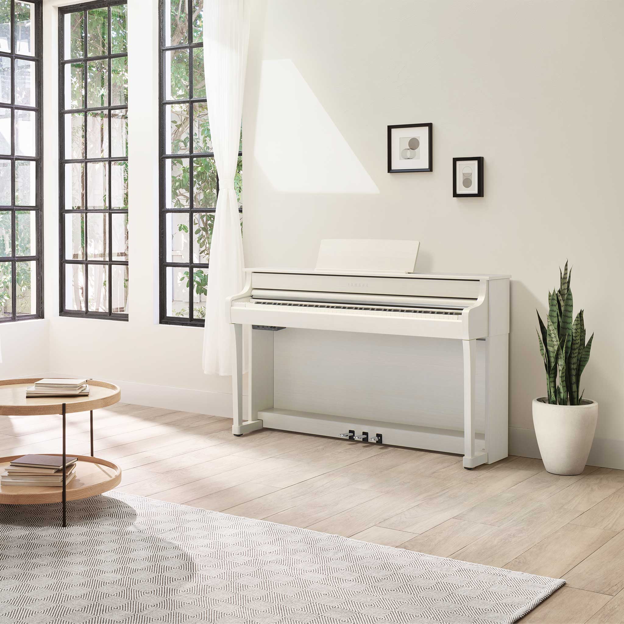 Yamaha CLP-835 WB Weiss Birch Lifestyle im Wohnzimmer