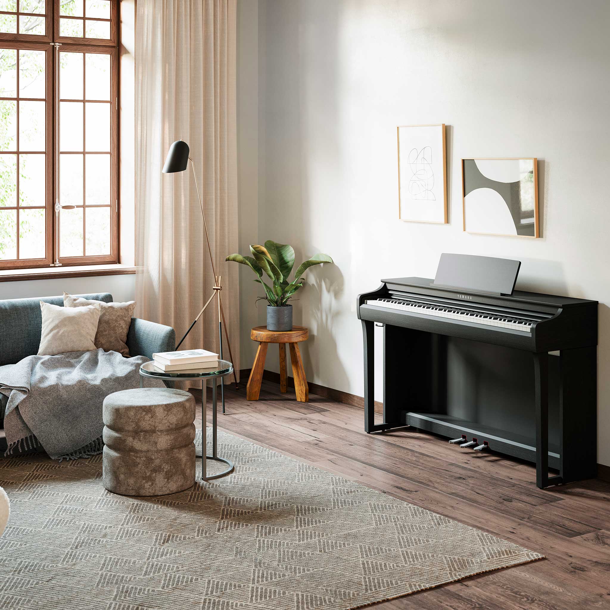 Digitalpiano Yamaha Clavinova CLP825B in wohnzimmer mit teppich und bilder an der wand