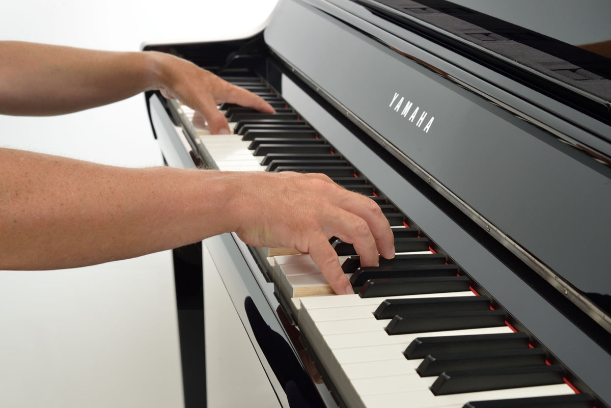 Hände auf der Klaviatur eines Yamaha Clavinova CSP-295