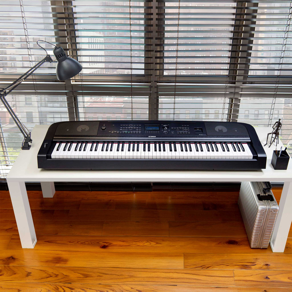 Yamaha DGX670B Portable Grand Schwarz tisch wohnzimmer fenster