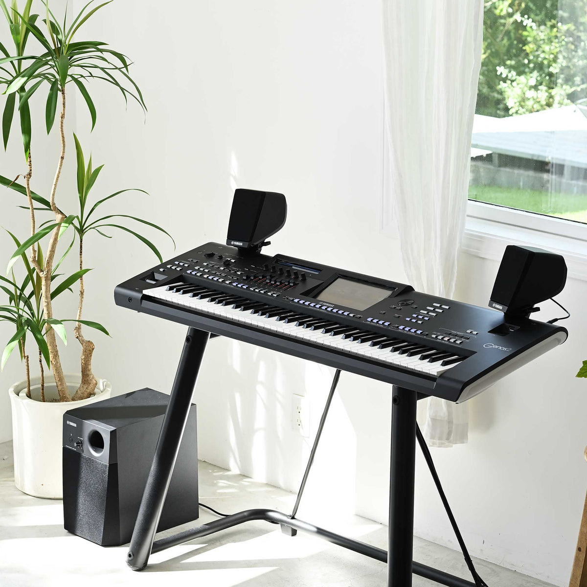 Yamaha Genos Speaker System GNS01 Voderansicht mit LP7A Stand Lifestyle Wohnzimmer