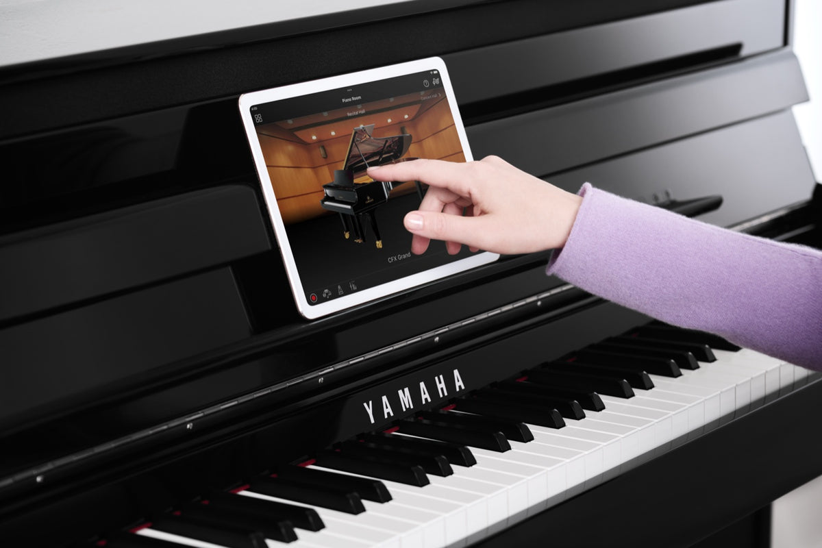 Smart Pianist App auf einem Tablet am Notenpult eines Yamaha Clavinova CLP-885