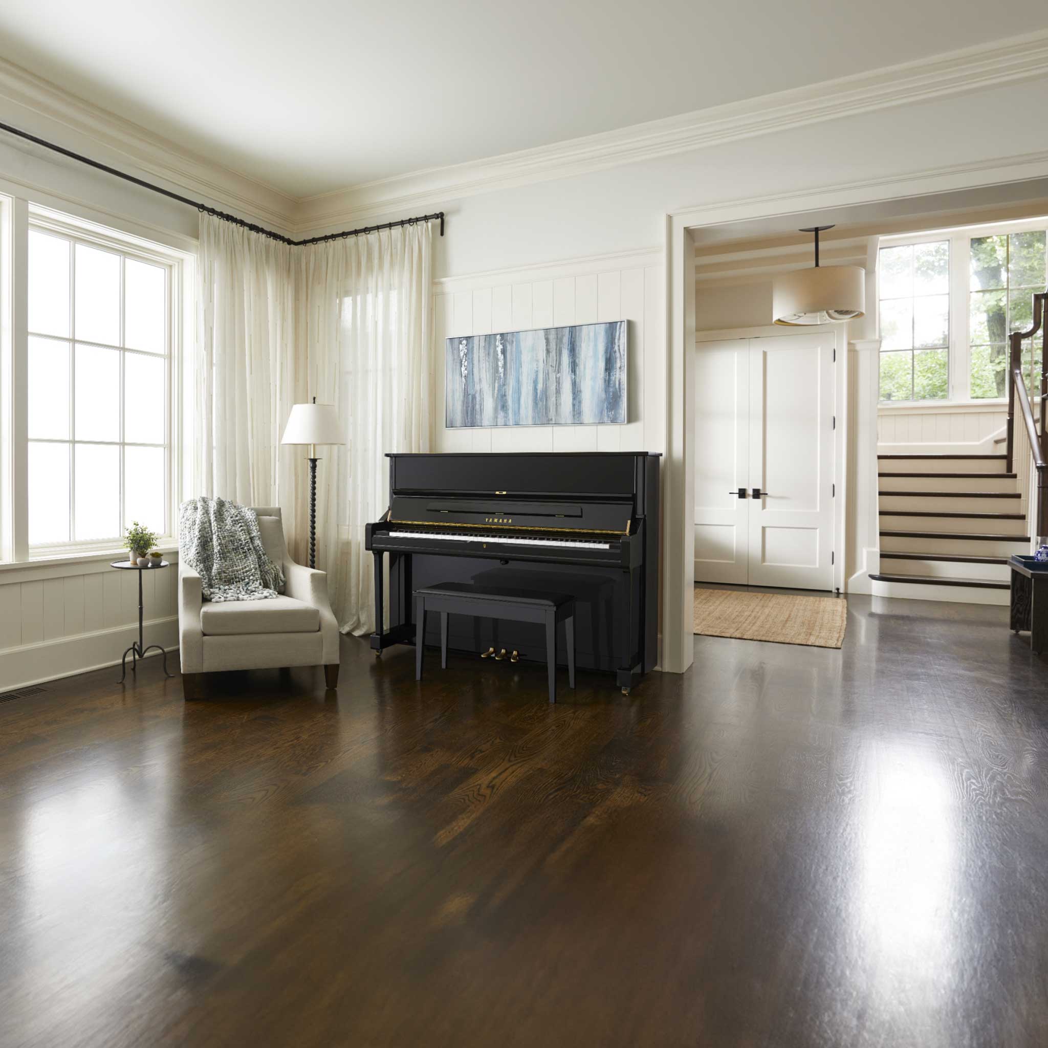 Yamaha U1 schwarz poliert im Wohnzimmer
