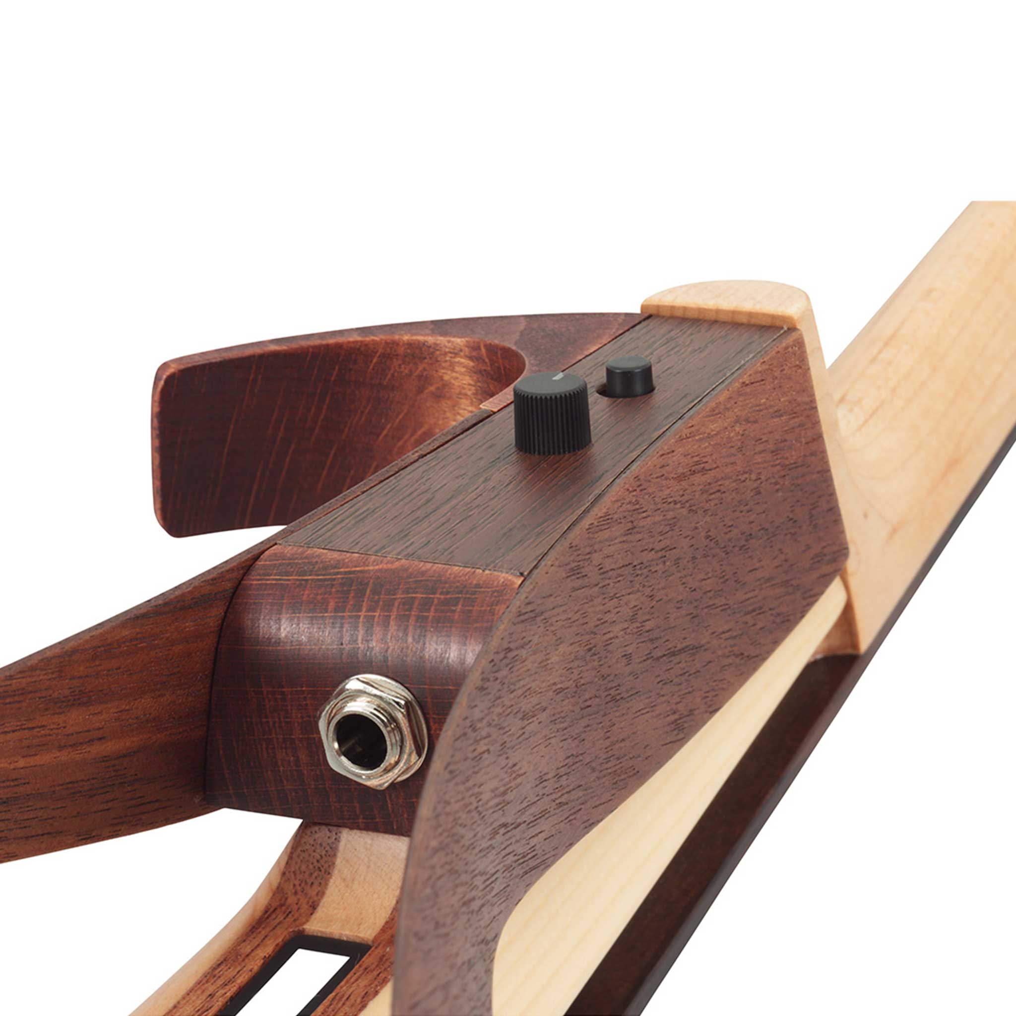 Yamaha YEV-104 Elektrische Violine natur von vorne auf weißem Hintergrund zoom auf Klinken Output in der Mitte