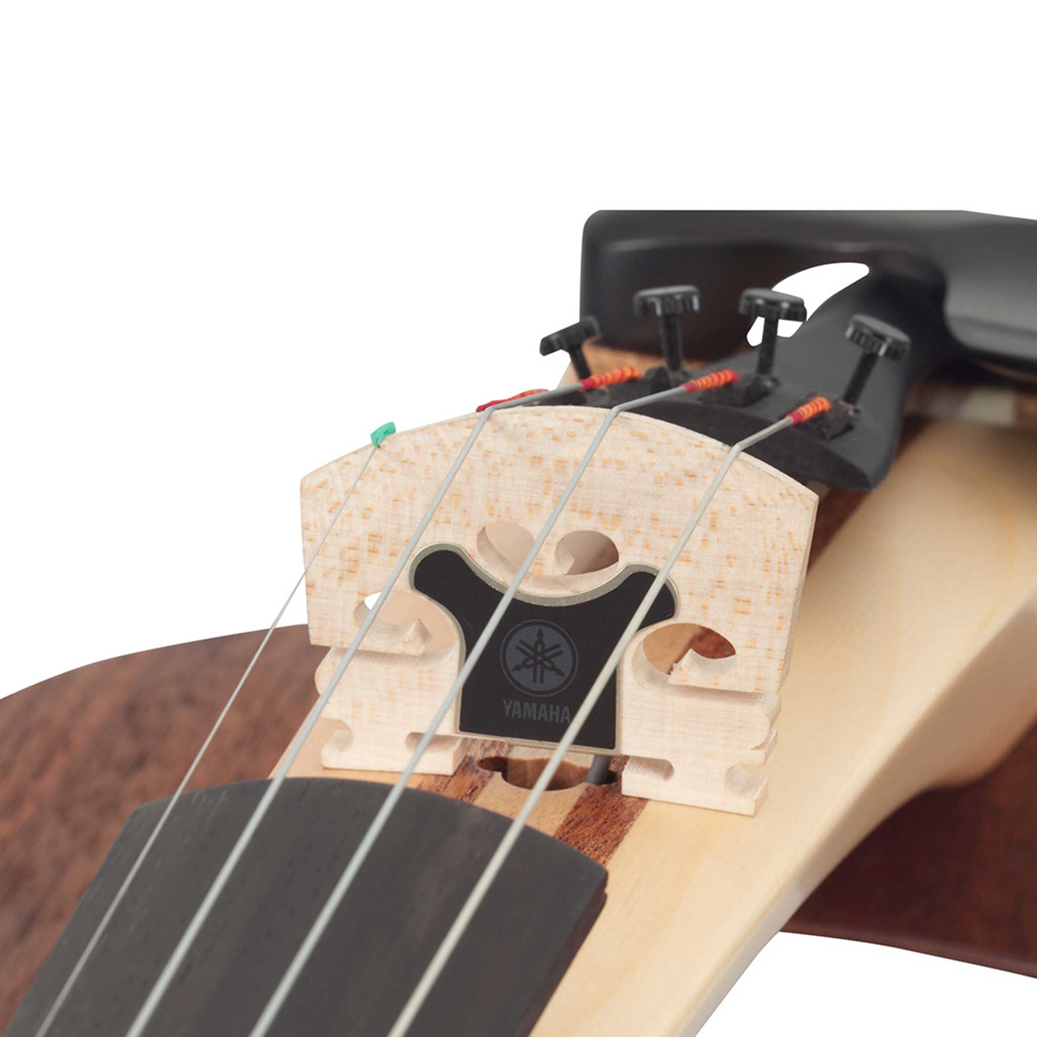 Yamaha YEV-104 Elektrische Violine natur auf weißem Hintergrund zoom auf Steg