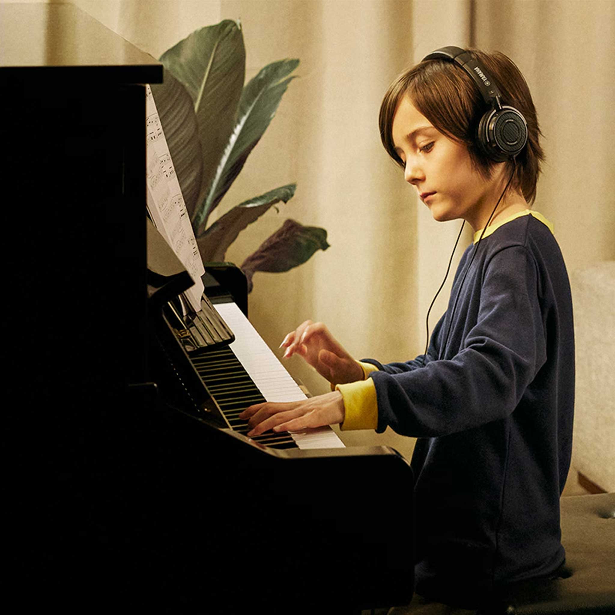 yamaha Silentpiano mit kind und kopfhörer
