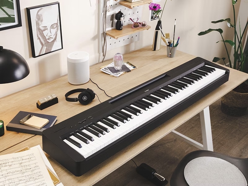 Yamaha P45 auf Tisch