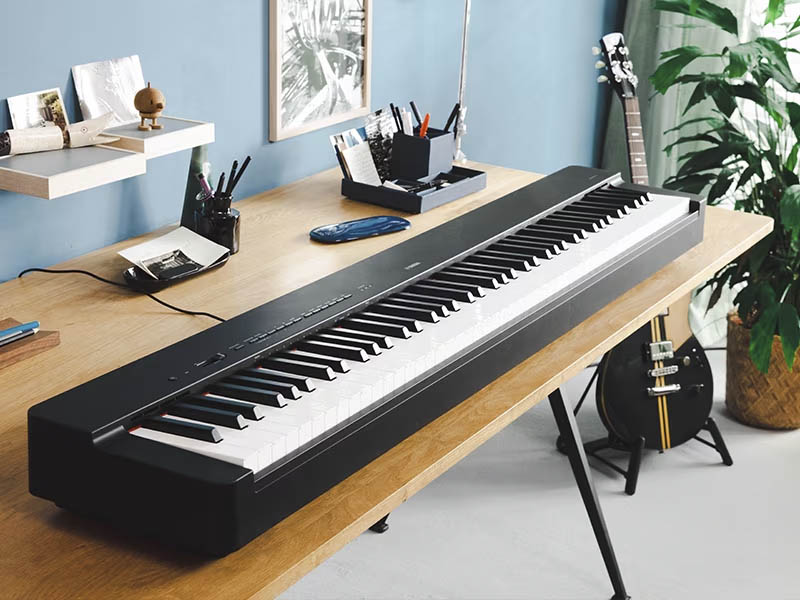 Yamaha P225 auf Schreibtisch