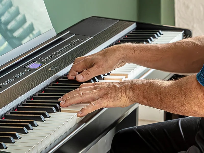 Yamaha P-525 Klaviatur spielen