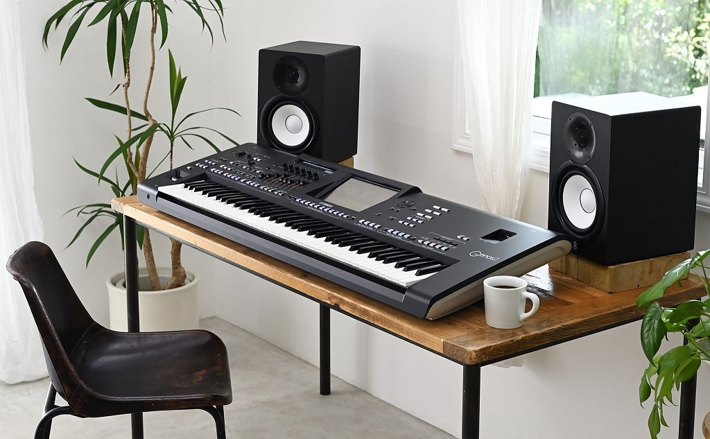 Yamaha Genos2 Workstation am Tisch