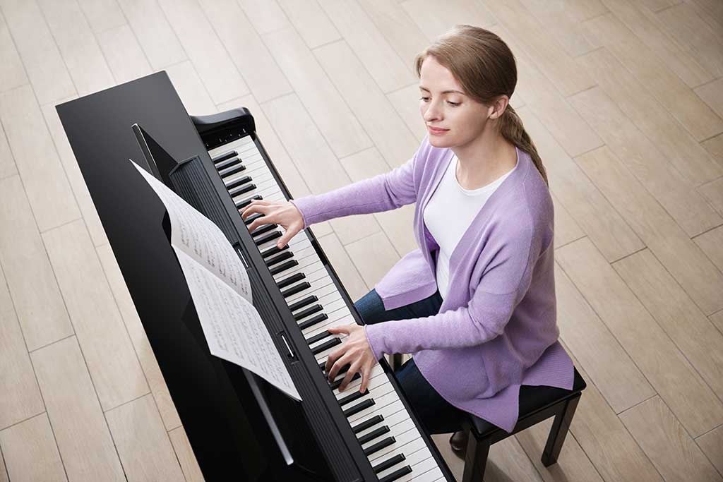 Yamaha Clavinova CLP-875PE Frau spielt