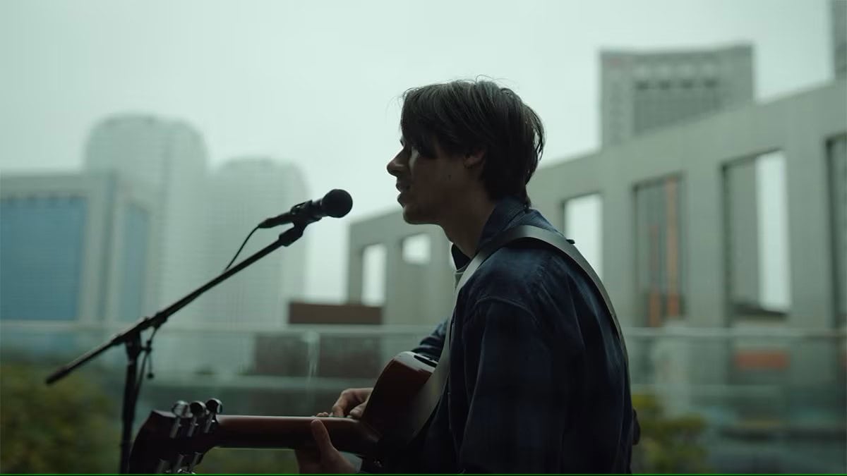 Man singing microphone and guitar